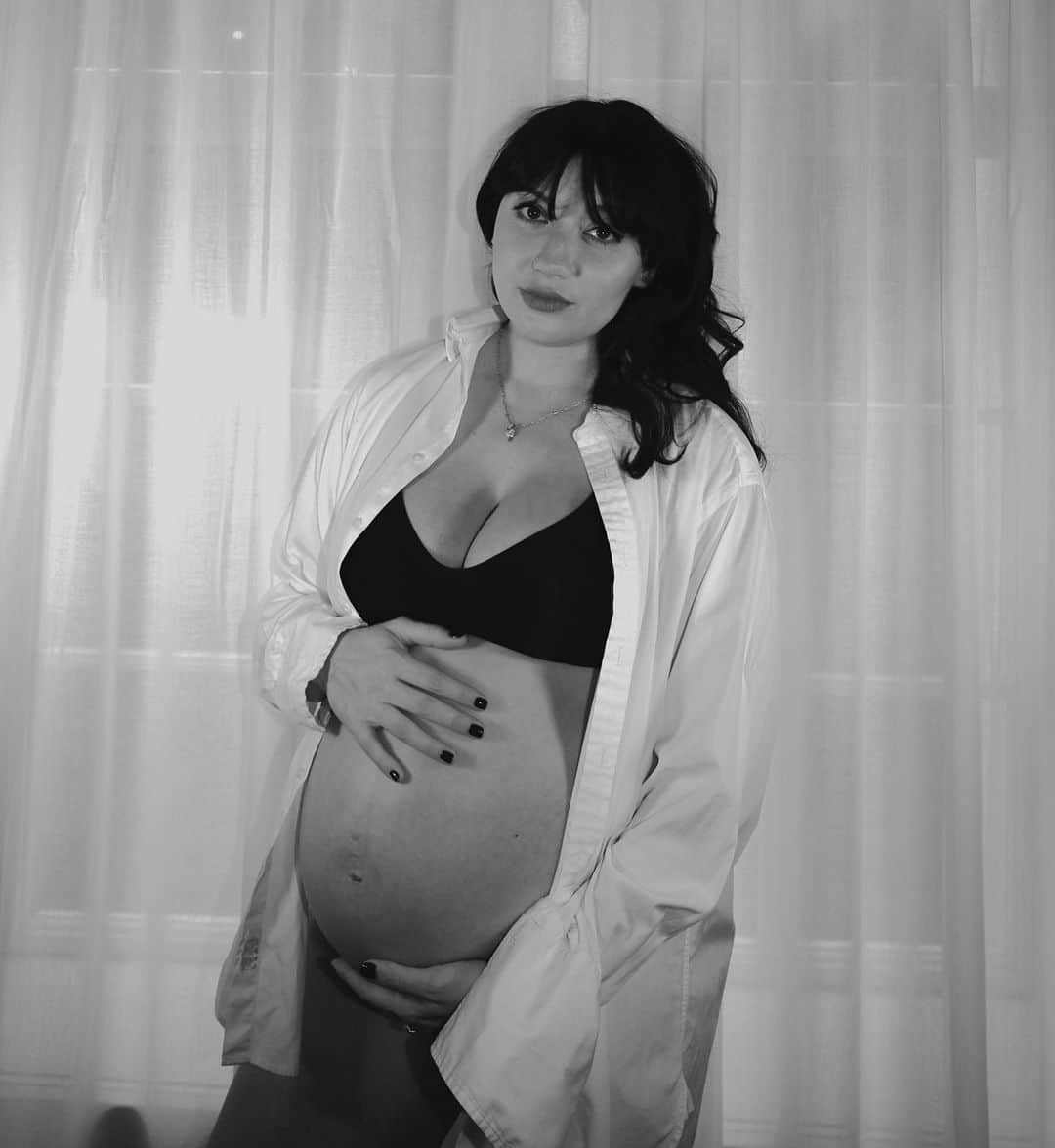 デイジー・ロウのインスタグラム：「36 weeks of growing you 🥹♥️♥️♥️  📸 @pixielevinson」
