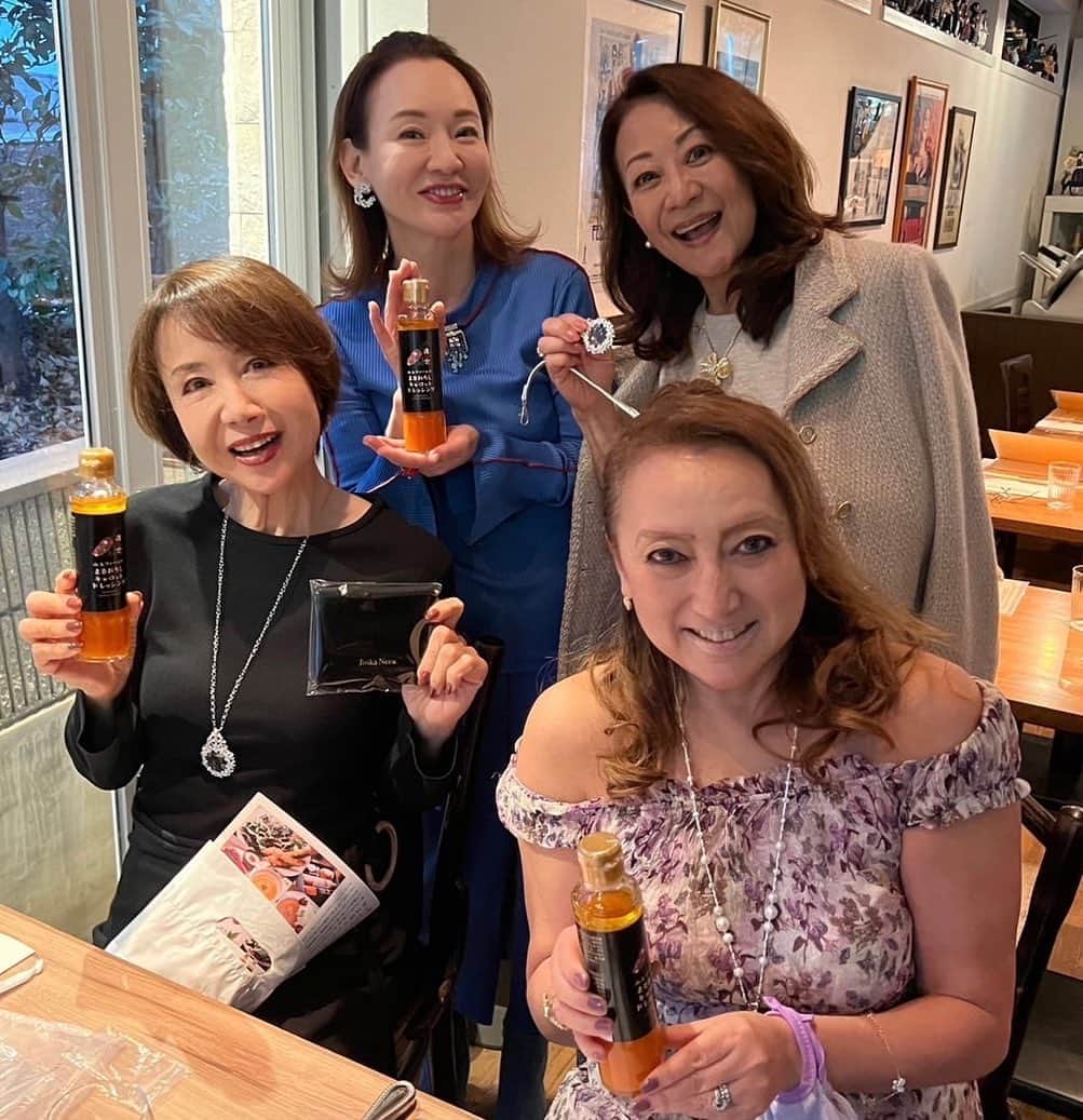 のインスタグラム：「自由が丘で大人の女子会❣️たくさん食べて！飲んで！色々おしゃべりして！楽しくて美味しい時間でした〜🤗 #女子会 #女子会ディナー #自由が丘 #イタリアン #友達 #楽しい時間 #美味しい時間 #仲良し #また #またご一緒しましょう #ありがとうございました」