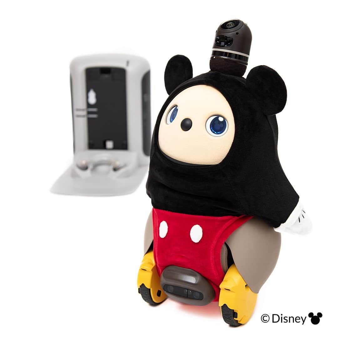 LOVOTさんのインスタグラム写真 - (LOVOTInstagram)「⠀ 白い手袋と大きな耳が愛らしい 専用服付き。 ⠀ ⠀  ＊3月15日販売開始 @lovot_official  『Mickey Mouse / edition of LOVOT』 #Disney # ディズニー # ミッキーマウス #LOVOT #らぼっと」3月14日 18時19分 - lovot_official