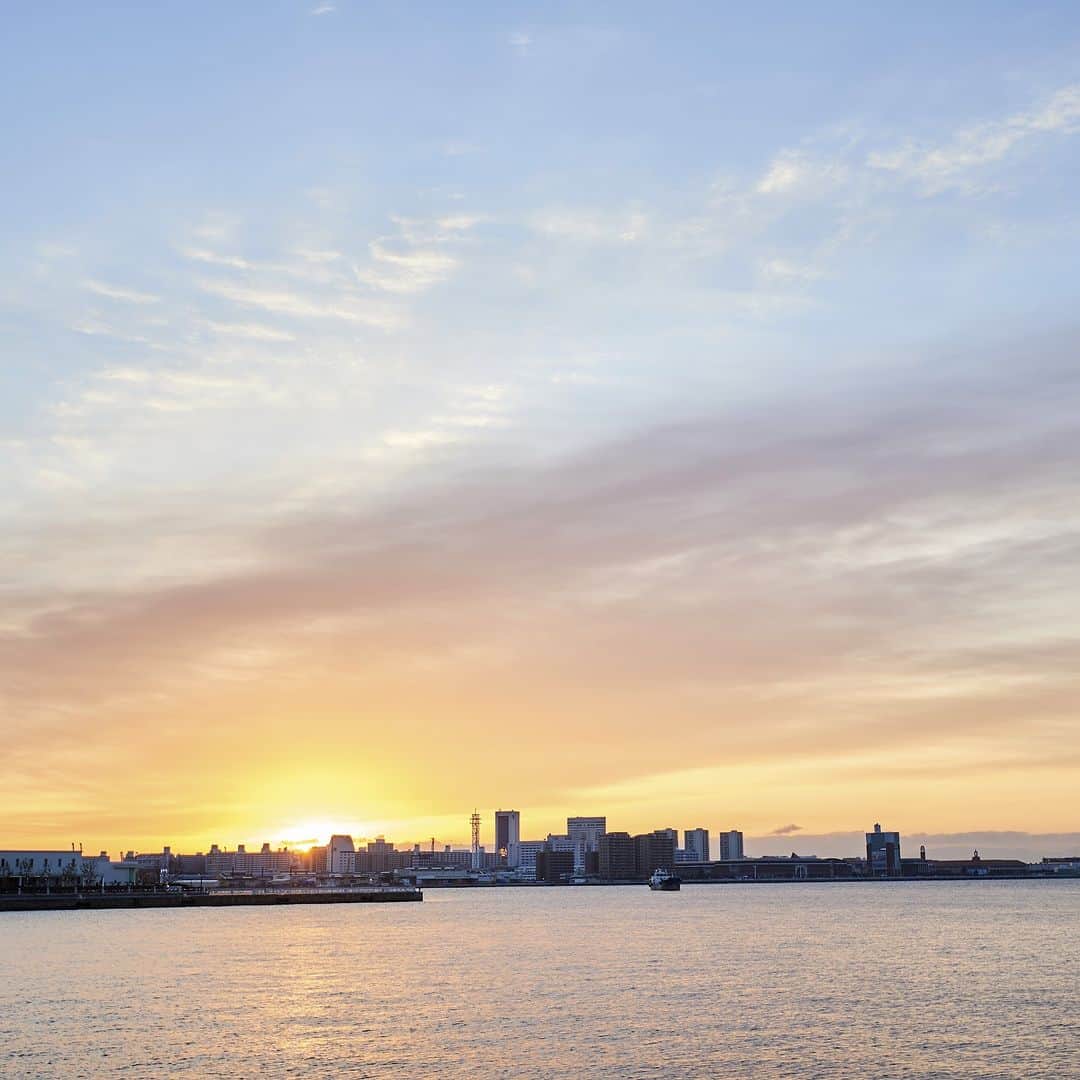 神戸メリケンパークオリエンタルホテル【公式】さんのインスタグラム写真 - (神戸メリケンパークオリエンタルホテル【公式】Instagram)「海と空と過ごす、まるで船旅のようなリゾートステイ 目の前に広がるのは青い海と空。そして1,000万ドルの夜景とも称さる神戸の美しい街なみ。  【客室紹介：エグゼクティブ　ジュニアコーナースイート　サウスビュー】 遠くにポートアイランドや神戸空港、そして空気が澄んだ日は大阪湾の対岸まで見渡せ、彼方にはどこまでも水平線が広がるダイナミックなビュー。 広々としたバルコニーから海を眺めていると、まるで豪華客船で船旅をしているような優雅な気分に。  大切な人とプライベート空間で、特別なひとときをお過ごしください。 -------------------- 神戸メリケンパークオリエンタルホテル @kobe_merikenpark_orientalhotel は神戸港中突堤にあり、周囲270度が海に囲まれたリゾートホテル。 全室バルコニー付きで船旅のようなホテルライフをお約束します。  【CLUB ORIENTAL】 オリエンタルホテルズ＆リゾーツの新たなメンバーシップ 入会金・年会費無料 ご登録するとホテル予約が最大10%お得に！ 詳細はプロフィール @kobe_merikenpark_orientalhotel のURLよりアクセスください。 -------------------- #神戸メリケンパークオリエンタルホテル #kobemerikenparkorientalhotel #オリエンタルホテル #神戸 #神戸ホテル #兵庫観光 #神戸観光 #神戸港 #神戸メリケンパーク #メリケンパーク #神戸ハーバーランド #ハーバーランド #オーシャンビュー #オーシャンビューホテル #大人の休日 #記念日旅行 #家族旅行 #bekobe #kobeforever #kobe #kobehotel #japantrip #kobeforever #スイートルーム #ジュニアスイート #エグゼクティブ #リゾートステイ」3月14日 18時30分 - kobe_merikenpark_orientalhotel