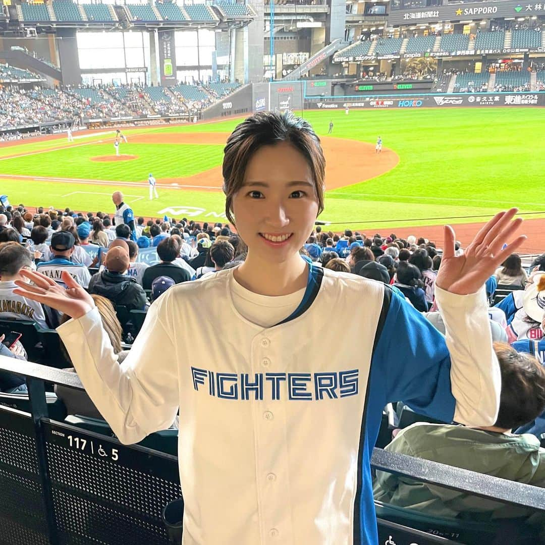 世永聖奈さんのインスタグラム写真 - (世永聖奈Instagram)「🏟 ⁡ ⁡ 夢いっぱいの新球場！ 見るもの全てが新鮮でした ⁡ 時間の関係で私のリポートチャンス減ったけど笑 ⁡ ワクワクしながら一瞬一瞬を楽しみました 私の目はここ最近でいちばん輝いていたと思います^ ^ ⁡ ⁡ サプライズゲストとして登場した 杉谷拳士さん は HBCテレビで 今月18日(土)放送 【きつねダンスで捕まえて】のナビゲーターです ぜひご覧ください^ ^ ⁡ ⁡ あ〜！開幕が楽しみだなぁ！ ⁡ ⁡ #エスコンフィールド北海道 #エスコン #北海道日本ハムファイターズ #ファイターズ #新球場 #北広島 #lovefighters  #杉谷拳士 さん #社長  #きつねダンス #踊ってなかった #のではなくて #特番用のリポートされていました #ナビゲーター #その横で踊る #アナウンサー #世永聖奈 #特大ビジョンに映れて嬉しかった #明日も新球場へ #あの人に #インタビュー ⁡」3月14日 18時31分 - hbc_yonagasena