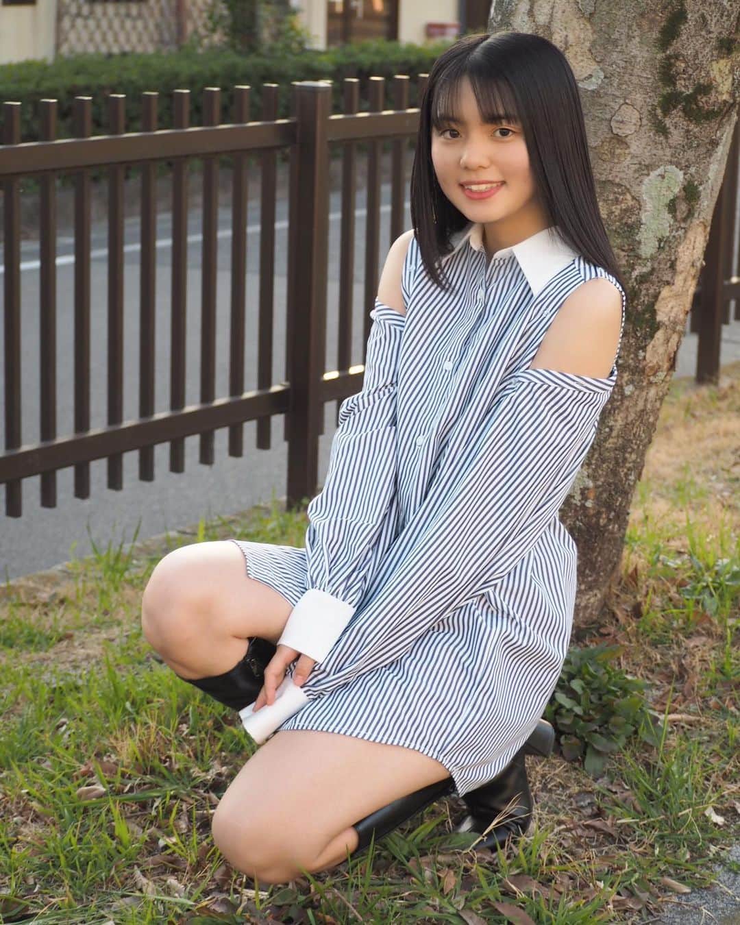 松島かのんさんのインスタグラム写真 - (松島かのんInstagram)「ストライプ柄のシャツ💙🤍 お気に入り～🫧 買い物の途中に木陰で撮った ...
