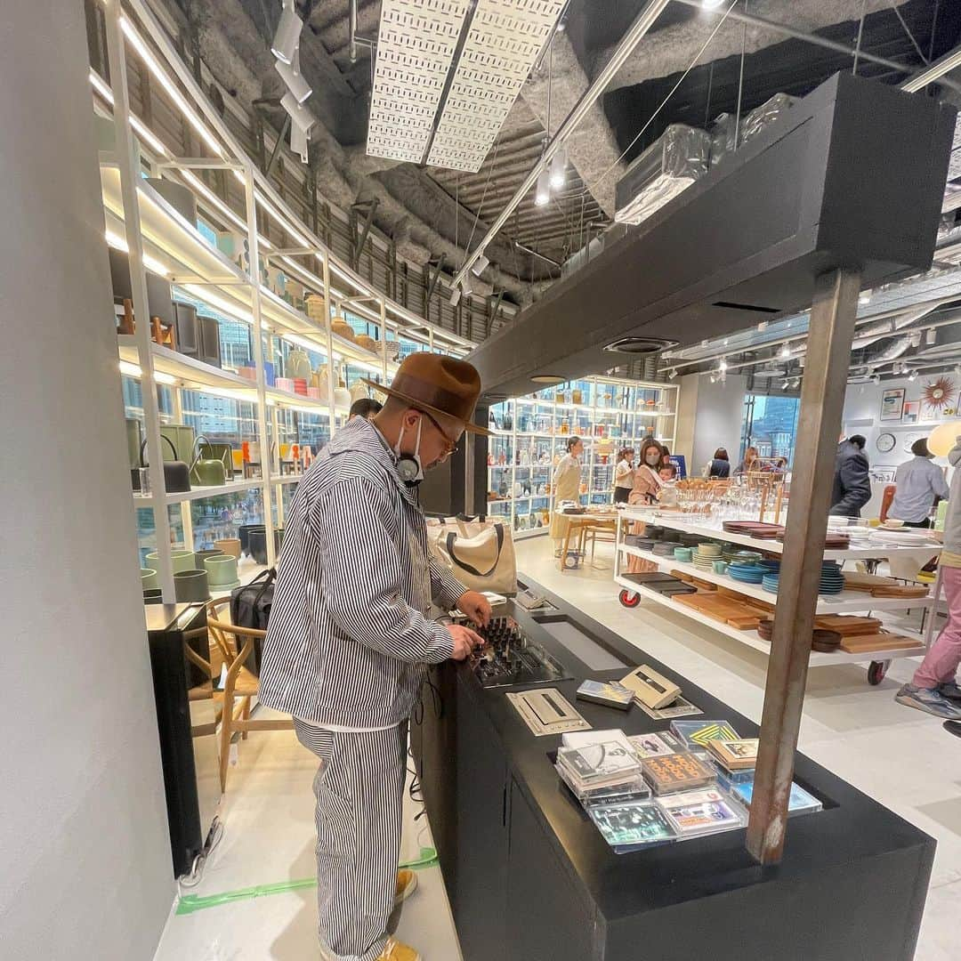 川辺ヒロシさんのインスタグラム写真 - (川辺ヒロシInstagram)「THE CONRAN SHOP CASETTE TAPE DJ！ コンランショップ新丸ビル店 ㊗️オープン！カセットテープDJ いつもの4カセットデッキサウンドシステムでLITTLE NAP @hamadadaisuke と！」3月14日 18時31分 - firoshi1