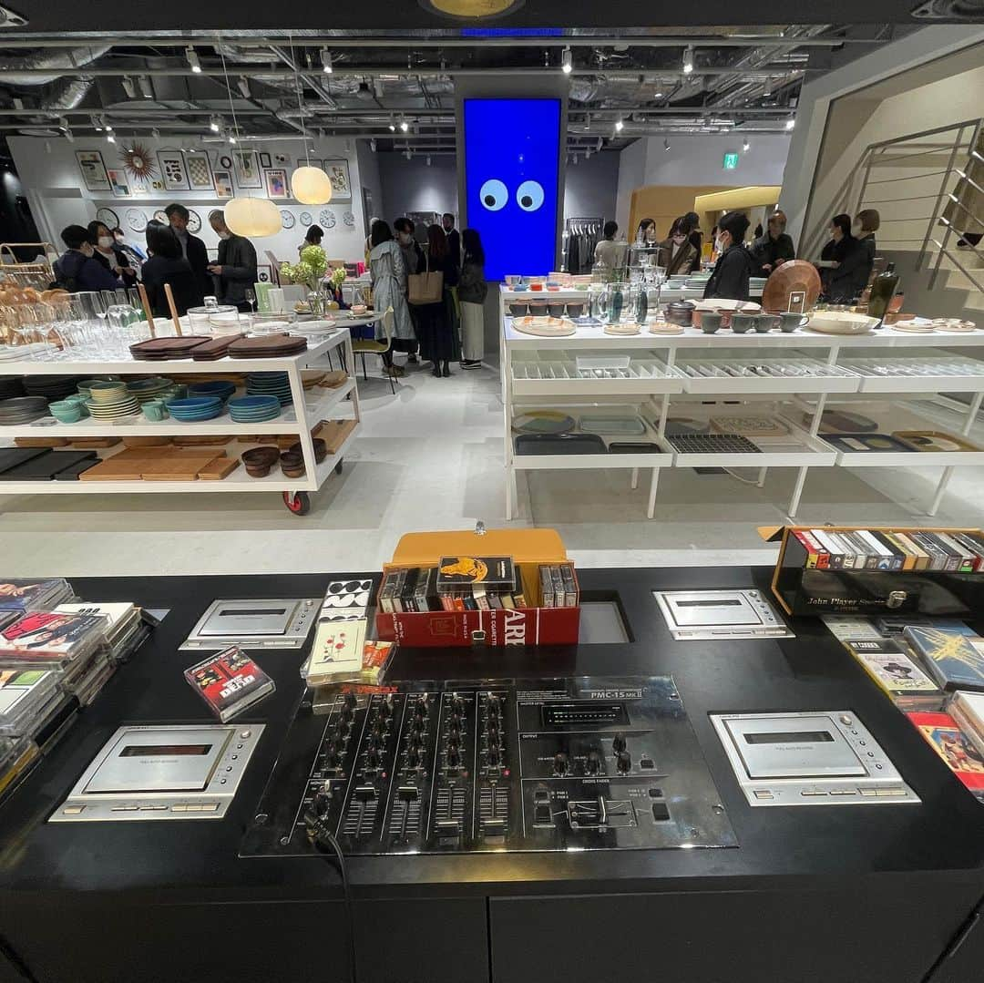 川辺ヒロシさんのインスタグラム写真 - (川辺ヒロシInstagram)「THE CONRAN SHOP CASETTE TAPE DJ！ コンランショップ新丸ビル店 ㊗️オープン！カセットテープDJ いつもの4カセットデッキサウンドシステムでLITTLE NAP @hamadadaisuke と！」3月14日 18時31分 - firoshi1