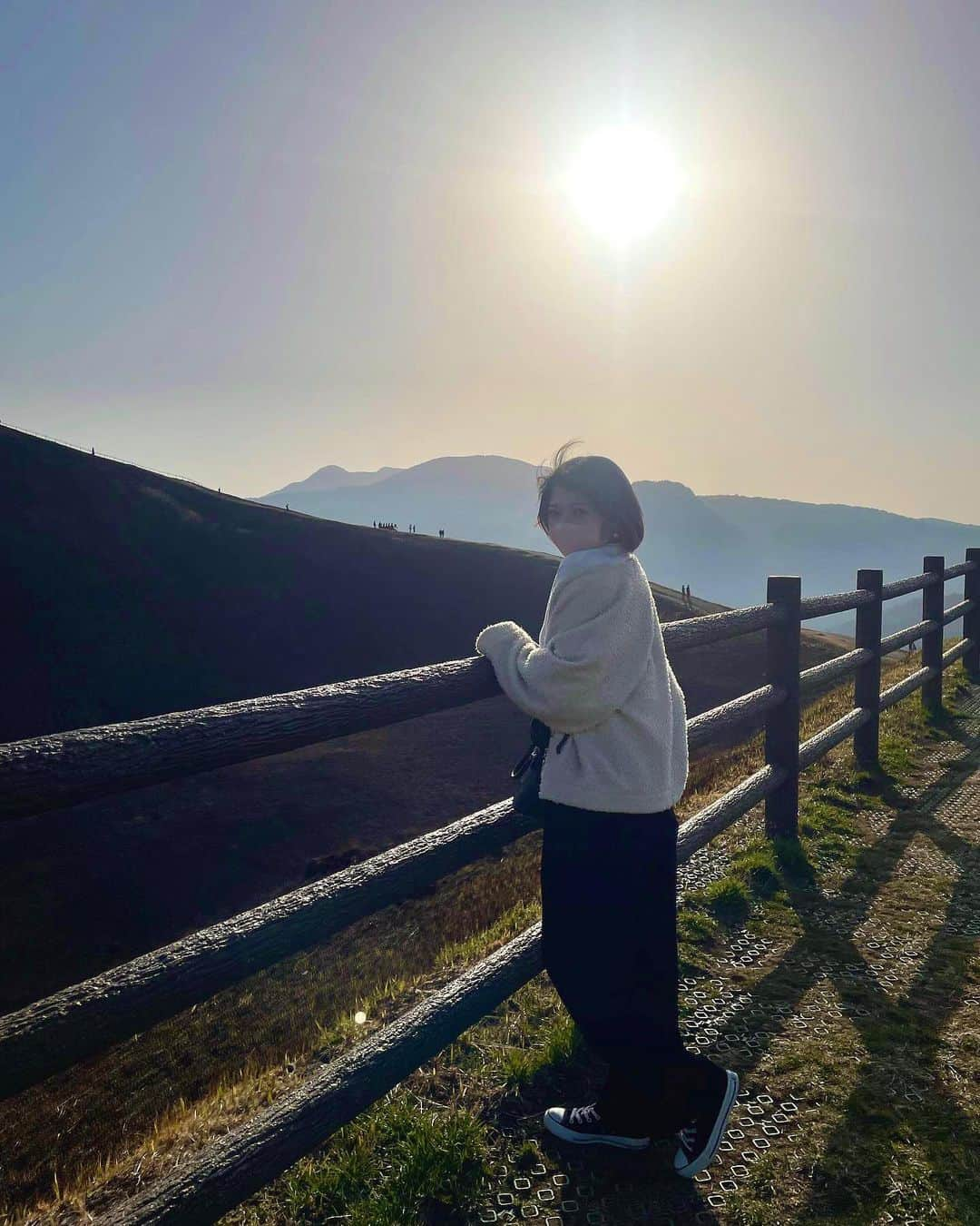 鈴木千夏のインスタグラム：「大室山⛰天界🙏  めっちゃ綺麗だったけど 高すぎて怖すぎて基本叫んでた🫣  #大室山 #大室山リフト #熱海 #伊東市 #熱海旅行 #旅行 #旅行コーデ #熱海観光 #観光 #観光スポット #山 #登山 #リフト #景色 #景色綺麗 #旅行記 #静岡県 #静岡観光 #観光地 #浅間神社」