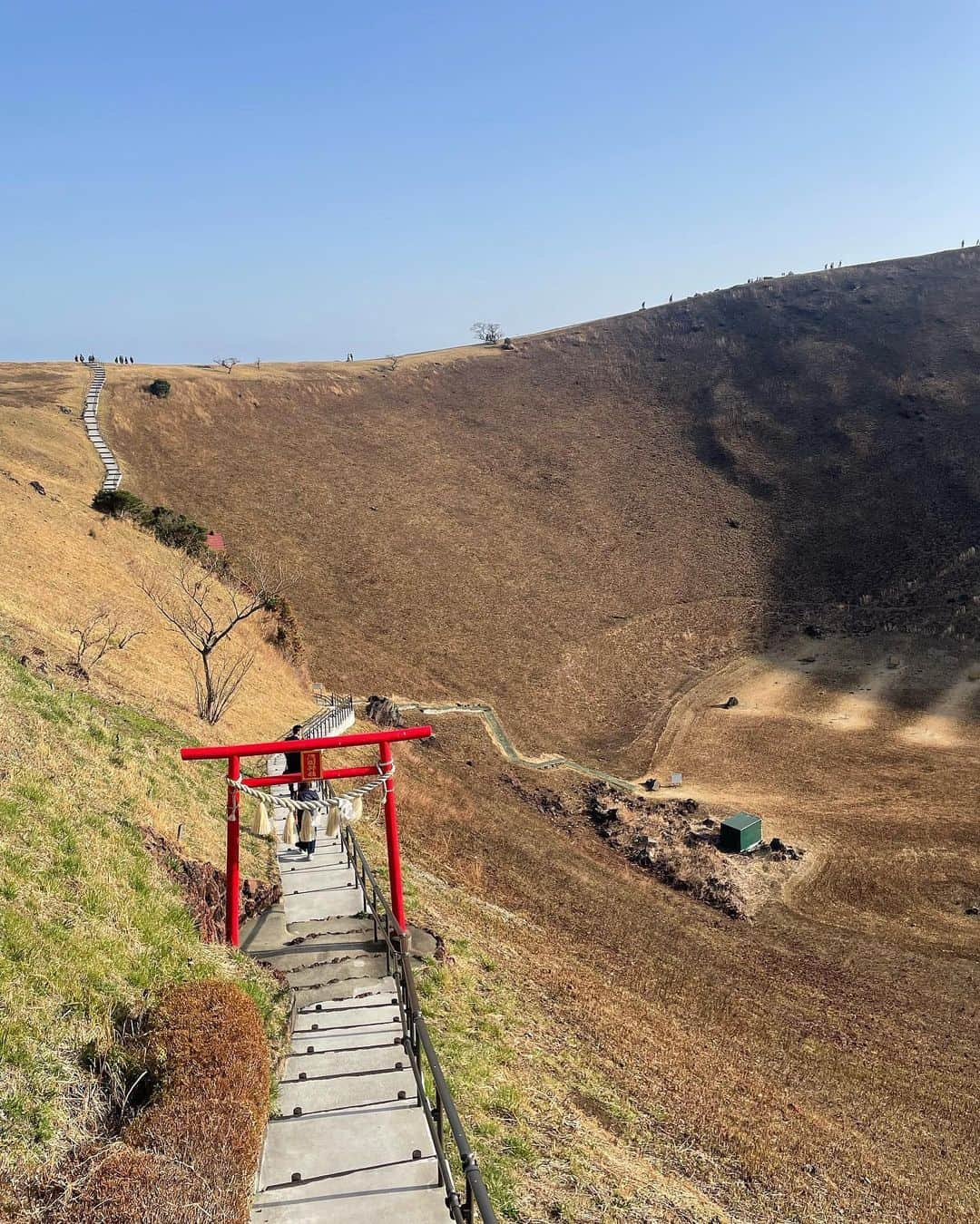 鈴木千夏さんのインスタグラム写真 - (鈴木千夏Instagram)「大室山⛰天界🙏  めっちゃ綺麗だったけど 高すぎて怖すぎて基本叫んでた🫣  #大室山 #大室山リフト #熱海 #伊東市 #熱海旅行 #旅行 #旅行コーデ #熱海観光 #観光 #観光スポット #山 #登山 #リフト #景色 #景色綺麗 #旅行記 #静岡県 #静岡観光 #観光地 #浅間神社」3月14日 18時27分 - chii.chinatsu