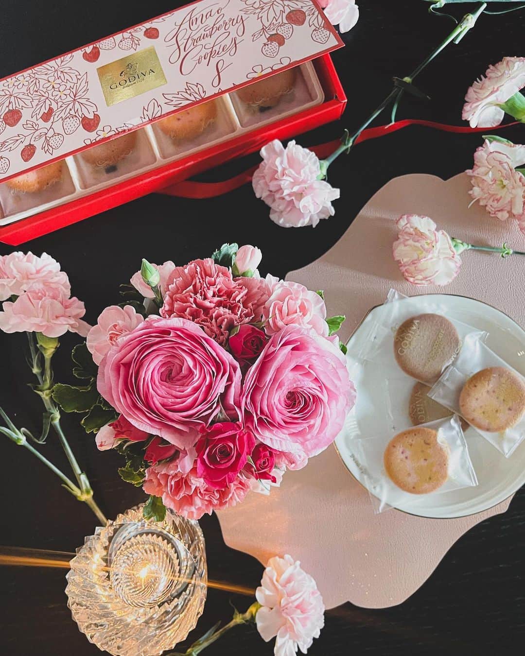 DJ YURiAのインスタグラム：「Happy White Day♡  帰宅したらピンポーン。  出張に行っている夫からギフトが🥺 いっぱいいっぱいで今日がホワイトデー ということ、すっかり忘れてました。  夫は仕事の愚痴も、人の悪口も全く言わず、 どんなに多忙でも(およそ私の数万倍)、 家族のことを気にかけてくれる優しさを 兼ね備えており、心の底から尊敬してます。  何も言わずに洗濯物を畳んでくれたり、 たまに後光が差している夫。  夫婦喧嘩をしたことがないです。 喧嘩にならないのです。 私が『みゃーみゃー』と何か言っても、 冷静に問題と向き合い解決へと導く。  夫は冒険しないし、宝くじは買いません。 私は冒険するし、宝くじを買います笑  夫婦って違うから補い合えるし、 同じ価値観があるから隣りで歩ける、 そんな気がしています。  そんな夫のお陰で、好きなことを 仕事に出来て、元気いっぱいに、 何よりもストレスフリーで、 充実した日々を送れております！！  ありがたやありがたやー🙏🏻  #whiteday #ホワイトデー #夫婦 #夫 #夫婦生活」