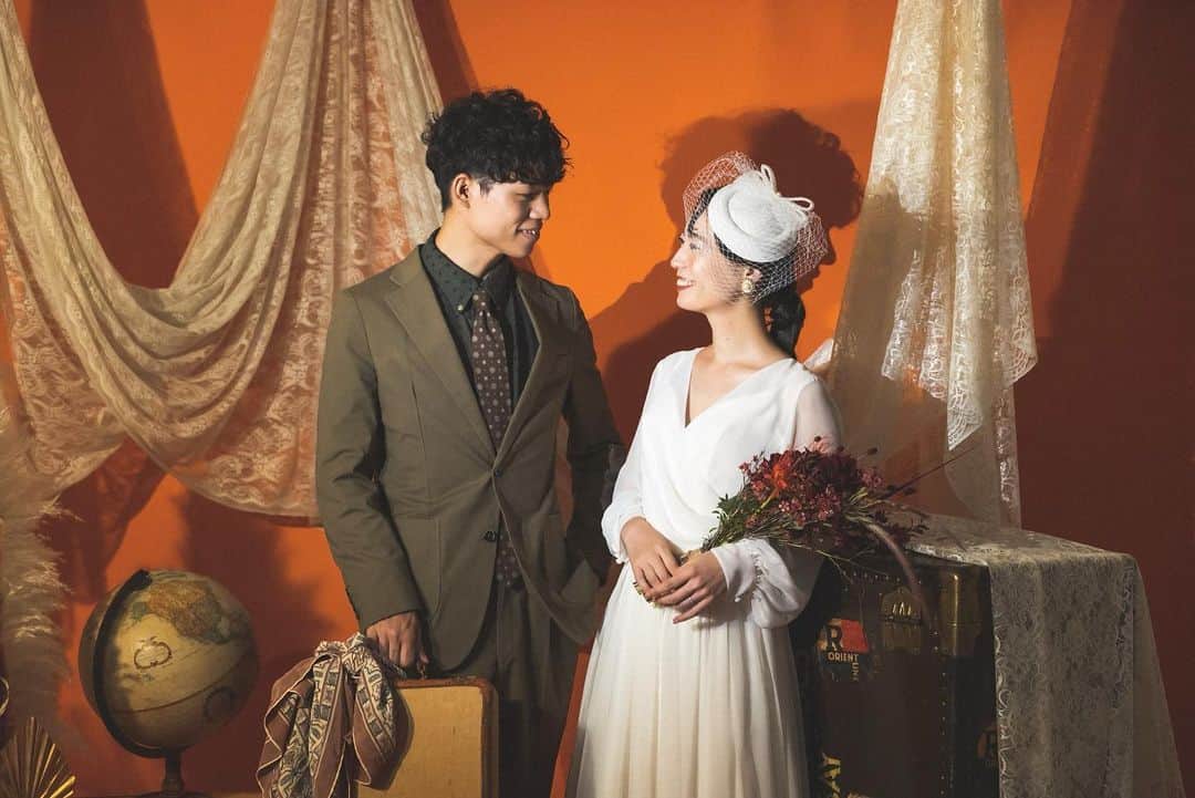 伊藤沙織のインスタグラム：「今日はホワイトデーでもあり、付き合った記念日でもあります🕊🤍  これから近所のレストランでディナー🍴  付き合って丸5年、夫婦になって約2年9ヶ月が経ちました。  毎日一緒にいて、楽しくて幸せで仕方ない！ ありがとう〜  写真は昨年9月に撮影した @mederuwedding さんのもの🌿  事前に、2人の思い出話とかをヒアリングしてくれて、スタイリングに反映させてくださいます🫶  私たちは海外で出会ったという事もあり、お互い海外旅行が好きで地球儀やトランクケースをスタイリングで用意してくれました🧳✈️  撮りたいイメージが事前に共有できるので、他のスタジオにはない、自分たちらしい唯一無二な前撮りや後撮りが出来るかと思います🌷  何よりみなさんのお人柄が素敵すぎた、、、🥹🌸  special thanks🕊 @mederuwedding  @hira2.new  @taku.tokoyoda  @nosumomoko  @works_marimari  @g.o.k.i  @koiso_hairmake  @nanako.un」