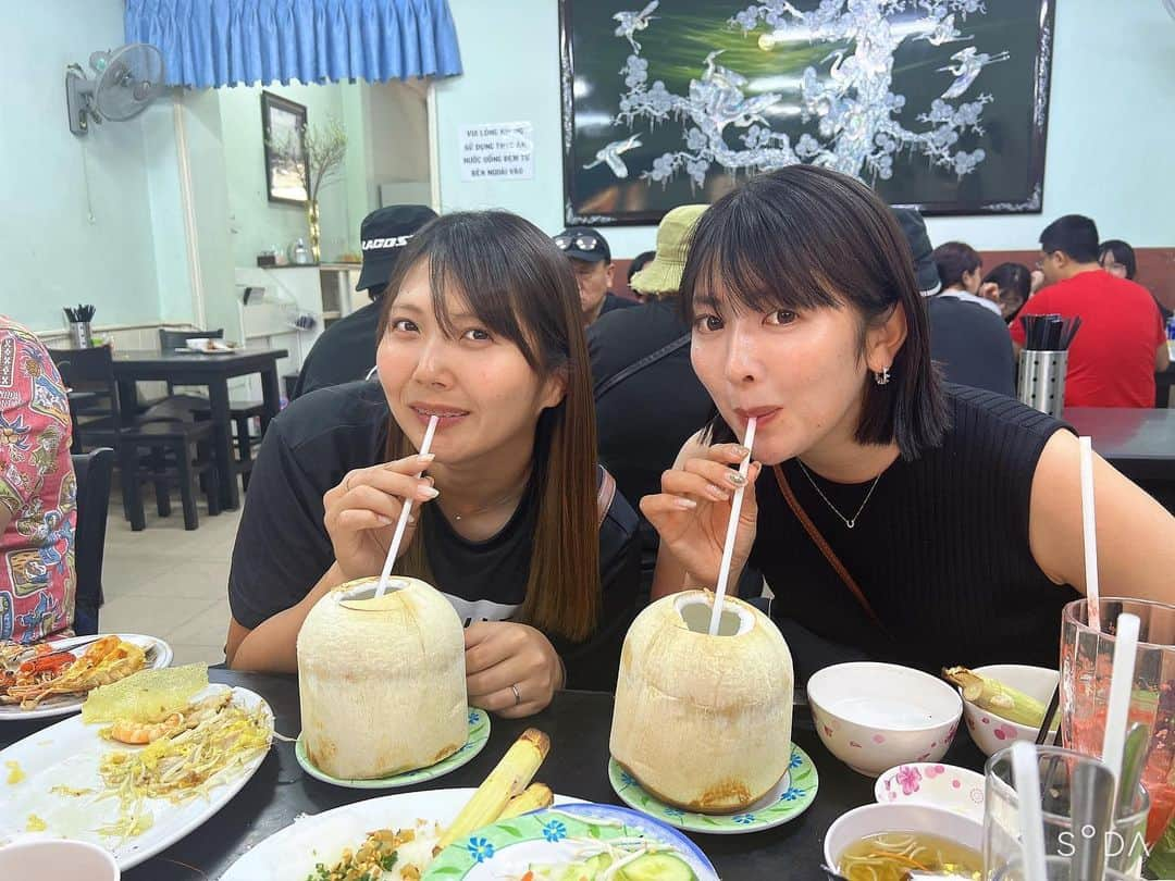 楠本彩乃 のインスタグラム：「. 初めてのココナッツジュース🥥 南国ならではですね〜🌴💗 ジュースより中の身の方が好きw . 처음 코코넛 주스. 생각보다 별로였어요ㅎㅎㅎ . #ベトナム #ベトナム旅行 #ココナッツジュース #코코넛주스 #베트남」