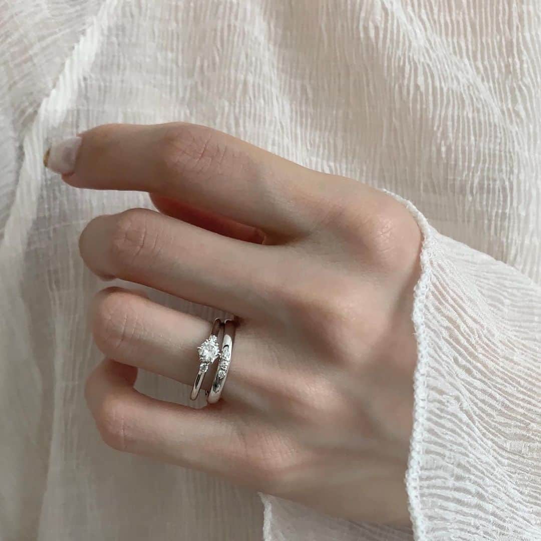 BIJOUPIKO(ビジュピコ)さんのインスタグラム写真 - (BIJOUPIKO(ビジュピコ)Instagram)「シンプルな指輪だからこそ、フォルムや太さなどの細部までこだわって！ ． ぽってりした丸みのあるシルエットに メレダイヤが3つついた結婚指輪。 定番のテザインだからこそ、ブランドによって フォルムや厚み、太さに若干の違いがあります。 似たようなデザインでも、いろいろ着け比べて 運命の1本を探してみてください💎 ． ． コンセプト💐 -満ちる心- 人生を共に歩むと決めた日に 満ちる心を表すように 咲いた3つの花模様 ． ． ブランド💫 Foulason -フレゾン- . リング💍 Pansy -パンジー- . プライス🕊 （ER)Pt950 ¥121,000～ （MR)Pt950 ¥125,400～ ※価格は税込表記、ERは枠代のみ。 . ． 来店特典でAmazonギフトカード3,000円分を プレゼントしています✨ ※一部店舗はケンズカフェ東京のガトーショコラ引換券プレゼント ▼来店予約はこちらから @bijoupiko_official ． ． 期間限定！ビジュピコオリジナルの ペカンナッツショコラ 塩キャラメル味も 店頭にてプレゼント中💝 ※無くなり次第終了です ※一部店舗のみの開催です ． ． この投稿いいねと思ったら❤️をタップ、 後から見返したいときは保存🔖、 誰かに教えたいときにはシェアしてください🫶 . . #ビジュピコ #bijoupiko #ビジュピコ_foulason」3月14日 18時41分 - bijoupiko_official