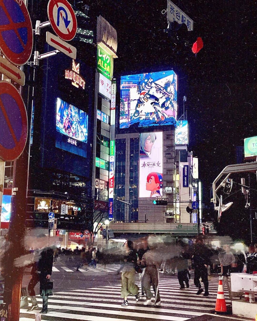 のインスタグラム：「××  ガンダムEXPO行ってきた時の🎉  渋谷中がガンダムに溢れていた〜〜〜！  街のどこかにガンダムのポスターがたくさん貼られているんだけど、その中でたまたまエラスレのポスター発見できて嬉しかった〜🥹💓  街頭ビジョンもエラスレ！最高！  イベントまでにエアリアル作ってもってこうと思っていたので、配信しながら爆速でパチパチして、4時間くらいかかったけどなんとかできました！  そして配信切ってから謎に墨入れしたい欲が高まり深夜3時頃まで黙々とさわさわしていました( ˘ω˘ )さわ…さわ…  どんなに雑に扱ってもかっこよく決まるからすごいよな今のガンプラ〜〜  エアリアルはかっこいいよりもかわいいが強いカモ😄！かわいい！ふともも！  イベントではいろんな展示を見たり、メッセージコーナーでらくがきしたり、映像楽しんだりしました😌  キッチンカーが激混みでドリンク飲めなかったのが残念でした！でもたのしかったです！  あとは、こころちゃんがMSみて、かっこいいやらかわいいなどと言っていて、遂に時が来たなと思いました🫶  × × ×  #水星の魔女 #ガンダム #株式会社ガンダム #ガンダムexpo #渋谷 #g_witch #ガンダムエアリアルhg #ガンプラ #gandam」