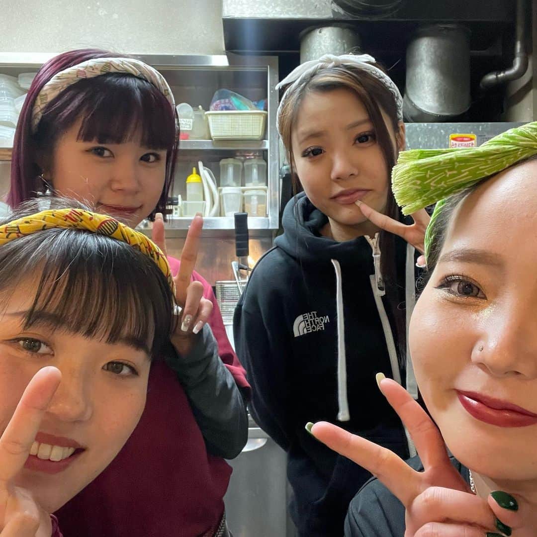 なかの食鶏十三店のインスタグラム：「こんばんは！ なかの食鶏十三店です🔥🔥🔥  だんだんと暖かい時期になってきましたね🌸　 本日はこちらのメンバーで営業しています💨🎶🎶 食鶏のご飯食べて今週残り3日頑張りましょう🫰🫰🐣  #なかの食鶏十三店  #十三グルメ  #十三居酒屋  #あったかすぎるし  #冬恋しい」