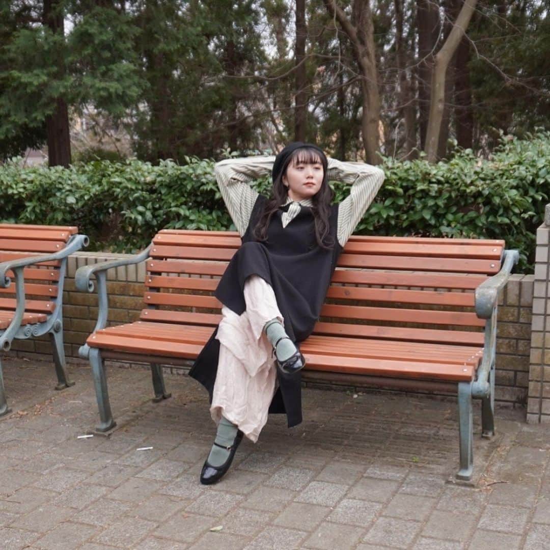室田瑞希のインスタグラム：「シュール室田✌︎ #シュール #シュールシリーズ #シュール室田 #室田瑞希 #ベンチ #シュールなポーズ」