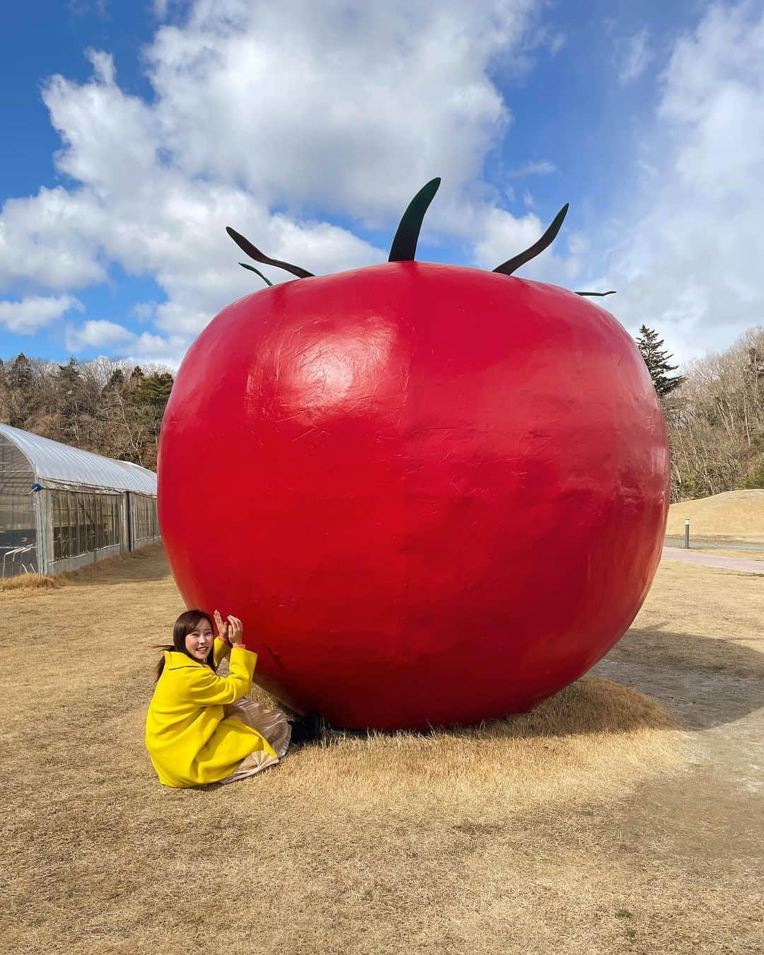 馬場ももこのインスタグラム：「🍑 このあと20:49〜BSテレ東の 「MY BEST WAY」に出演しています🚗 福島県いわき市をドライブしました ⁡ こんな大きなトマトのオブジェ 見たことありますか？🍅なんて可愛いんだ🥹 インパクトありますよね！ 全国でも珍しいトマトのテーマパークや アクアマリンふくしまにお邪魔しました🐟 本当に楽しかった！この春のドライブ 福島県行ってみてくださいね🌸 公式YouTubeでもご覧いただけます ⁡ よろしくお願いします🚗🚗 ⁡ #bsテレ東#NEXCO東日本#ドライブ #磐越道#常磐道#福島県#いわき市 #アナウンサー#お仕事#楽しい #トマト#可愛い#インパクト」