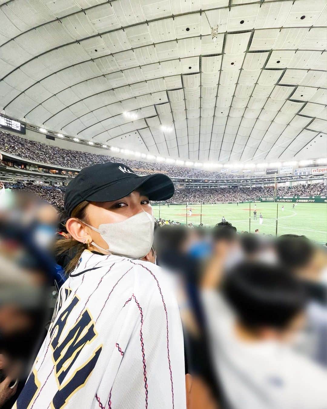 坪井ミサトのインスタグラム：「WBC観戦⚾️✨📣🔥  応援が熱くて、 投手も打者も野手も凄すぎて、 ずっと興奮！！！！！！  そして野球がやりたくなる😂  手に入らなかったユニフォームを パーソナル頑張ってくれてる 村上様　@__yuki513 が貸してくれました🤍 こりゃ村神様の応援にも熱が入る💪🏽💪🏽 ありがとう🥰  16日も楽しみ！！！！ 頑張れ侍JAPAN🇯🇵  #wbc #baseball #野球 #sport #野球最高 #応援最強 #侍japan #mlb #mlbjapan」