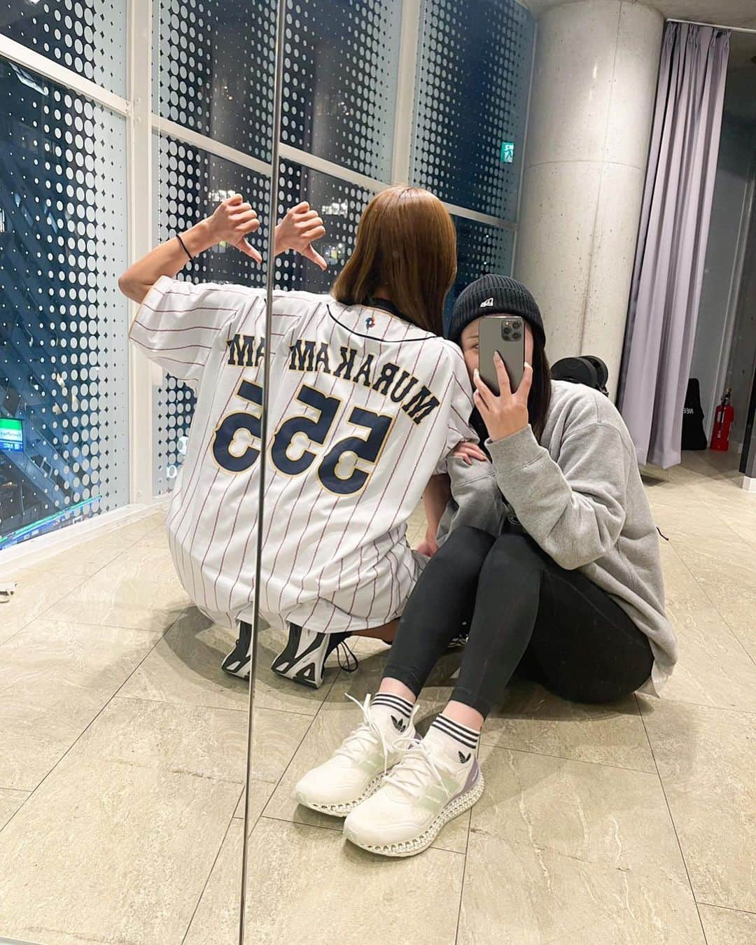 坪井ミサトさんのインスタグラム写真 - (坪井ミサトInstagram)「WBC観戦⚾️✨📣🔥  応援が熱くて、 投手も打者も野手も凄すぎて、 ずっと興奮！！！！！！  そして野球がやりたくなる😂  手に入らなかったユニフォームを パーソナル頑張ってくれてる 村上様　@__yuki513 が貸してくれました🤍 こりゃ村神様の応援にも熱が入る💪🏽💪🏽 ありがとう🥰  16日も楽しみ！！！！ 頑張れ侍JAPAN🇯🇵  #wbc #baseball #野球 #sport #野球最高 #応援最強 #侍japan #mlb #mlbjapan」3月14日 18時56分 - misato1030