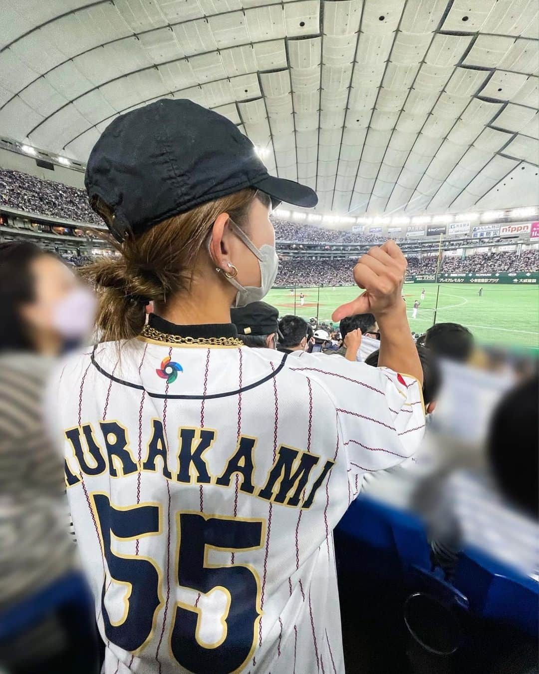 坪井ミサトさんのインスタグラム写真 - (坪井ミサトInstagram)「WBC観戦⚾️✨📣🔥  応援が熱くて、 投手も打者も野手も凄すぎて、 ずっと興奮！！！！！！  そして野球がやりたくなる😂  手に入らなかったユニフォームを パーソナル頑張ってくれてる 村上様　@__yuki513 が貸してくれました🤍 こりゃ村神様の応援にも熱が入る💪🏽💪🏽 ありがとう🥰  16日も楽しみ！！！！ 頑張れ侍JAPAN🇯🇵  #wbc #baseball #野球 #sport #野球最高 #応援最強 #侍japan #mlb #mlbjapan」3月14日 18時56分 - misato1030