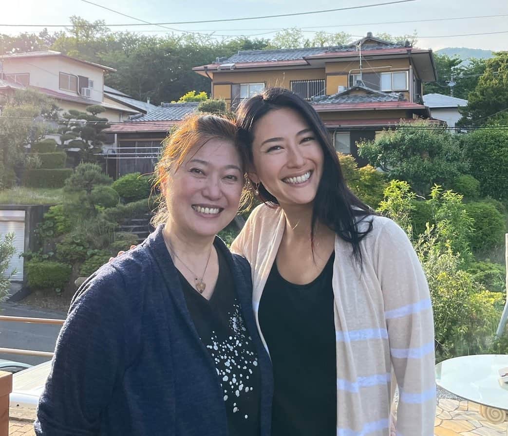 矢吹春奈のインスタグラム：「母が脳幹出血で二週間ほど前に倒れました… 病院の先生曰く、手術は難しく病院搬送後は数時間で亡くなる可能性が高いと言われました。 姉からの連絡で私は夫と緊急帰国し現在は母の入院する病院の近くに滞在しています。 奇跡的に母はまだ生きてくれています。 私達家族や母の友人、沢山の方々から母への祈りやメッセージが母の生きる活力となっていると感じています。 本当に感謝しかありません！！  母は生きられたとしても植物人間だそうです。  こんな事が自分の人生に起こるのかと悪い夢を見続けている様な気持ちです。  私はお義母さんを2023.1.1に亡くしたばかりで悲しみと共に生活している最中の出来事でした。 一瞬にして、愛する人と話したり触れ合う事が出来なくなる事があると知っていたので、私は自分が出来る限り母を大切にして、伝えたい感謝の気持ちや、どれほど母を愛しているか、しっかりと本人に伝えて過ごしていたところでした。  しかし、後悔と言うか、悔やみと言うか、もっと母にこれをしてあげれば。 連れて行ってあげれば。食べさせてあげれば… そんな思いは頭の中を駆け巡ります。 今は病室で寝ている母。 病院では一度だけ、1人5分づつしか面会は出来ませんと言われ、会ってきました。 ほんの少しの時間でしたが、母の好きだったアロマテラピーをしてあげました。オイルはホホバオイルにラベンダーとレモンの精油です。母の浮腫んでしまったの脚や手をマッサージして来ました。少しでも母に長く触れたかったですが、コロナ禍と(いまだに！？)いう事で病室を追い出されてしまいました。  悔しい気持ちで押しつぶされそうです。  母にこれ以上は会う事は出来ないので、私は母の友人や家族、私の友人などから母へボイスメッセージを毎日集めて、ボイスレコーダーに録音したものを看護師さんに協力して頂き母の枕元で再生してもらっています。  病院の看護師さん達は、とても優しく母のお世話などをして下さって感謝です。  アメリカでは、普通に病室に面会に行く事が許されて、家族はこんな悔しい気持ちを抱かずにすみます。 日本はなぜこんなにも遅いのでしょう？  私は今後、他の患者さんやそのご家族が同じ様に苦しまないで欲しいと強く願います。 その為に何が出来るのでしょうか？ 病院の婦長さんにも泣きながら頼み込みましたが冷酷に無理と伝えられて終わりました。  次に会えるのは母が息を引き取る時だそうです。  最後まで読んで下さりありがとうございます。 そして母へメッセージを送って下さったご友人の皆様、そして御祈願を朝一で行って下さった宮地嶽神社の宮司様、本当にありがとうございます。  今日も明日も母が生きていてくれるうちは、毎日メッセージを母に届けていくので、母にメッセージを伝えたい方は母のメッセンジャーにボイスメッセージを送って下さい。 宜しくお願い致します。」
