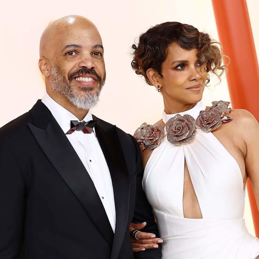 NIWAKAのインスタグラム：「Van Hunt attends the 95th Academy Awards Ceremony wearing NIWAKA Fine Jewelry.  ORIEGAMI折重紙 bow tie - urushi lacquer, 18k white gold, black spinel | KARAHANA cuff links - 18k rose gold Styled by @iamlindsayflores   #NiwakaCollections #oscars #vanhunt #awardseason #Niwaka #俄 #urushi #lacquer #bowtie #blackspinel」