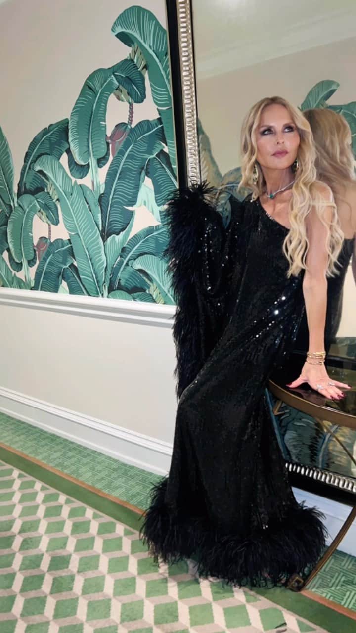のインスタグラム：「And 15 years later … #TheParty is still the most special night with my favorite people and by far the latest I stay out ever but so worth the pain I feel today 😴🥂Thank you to @guyoseary #michelleoseary for another unforgettable evening ✨ no one does it better #oscars #2023」