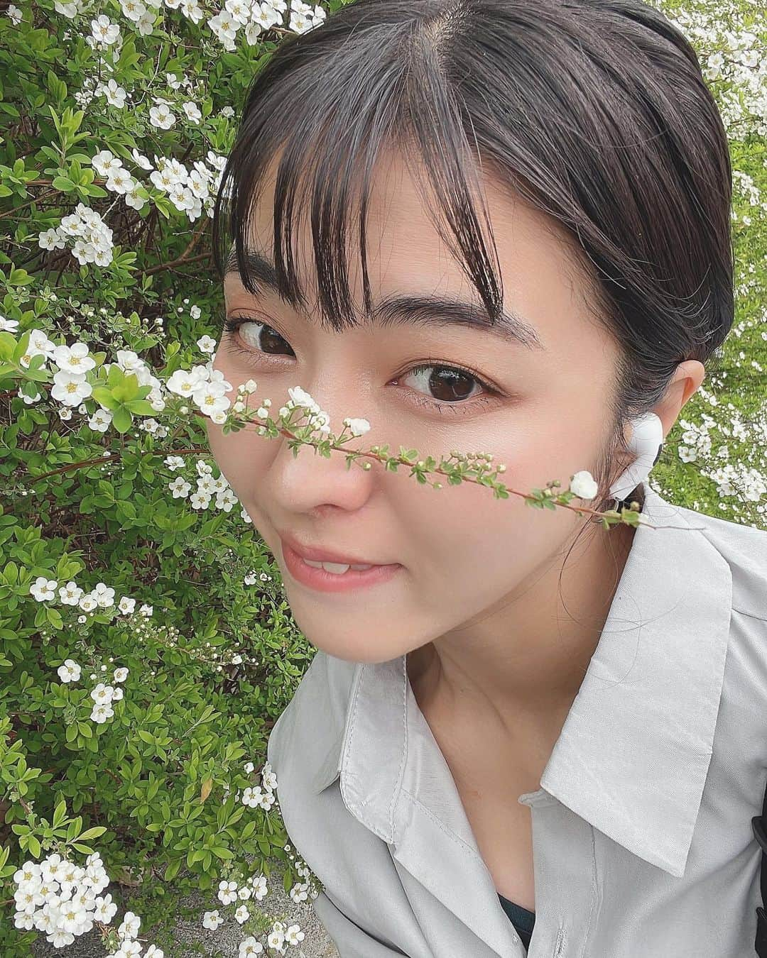 遊上なばなのインスタグラム：「おはよう。春ですね。  お花は大好きなんだけど どうやらちゃんと花粉症になったから とても苦しいです。。 アレグラじゃもう効かない！ ちゃんと病院行かないと。  最近は新しい出会いがとても多くて 毎日充実していて幸せです もちろんしんどいなってこともあるけど 苦悩しながら前に進んでる感じがして 前向きに一歩一歩進めてます。  出会いや別れ、新たな挑戦など いろんな変化のある春ですけど どんな春になりそうですか？  ※  #셀카 #셀피 #셀기꾼 #셀스타그램  #일상 #morning #breakfast  #패션 #goodmorning #花  #smile #나 #朝 #spring #春  #봄 #굿모닝 #blossom #아침밥  #좋아요  #girl  #follow  #love  #맞팔 #팔로우 #일본인  #followme #photooftheday  #japanesegirl #japanese ☁︎☁」