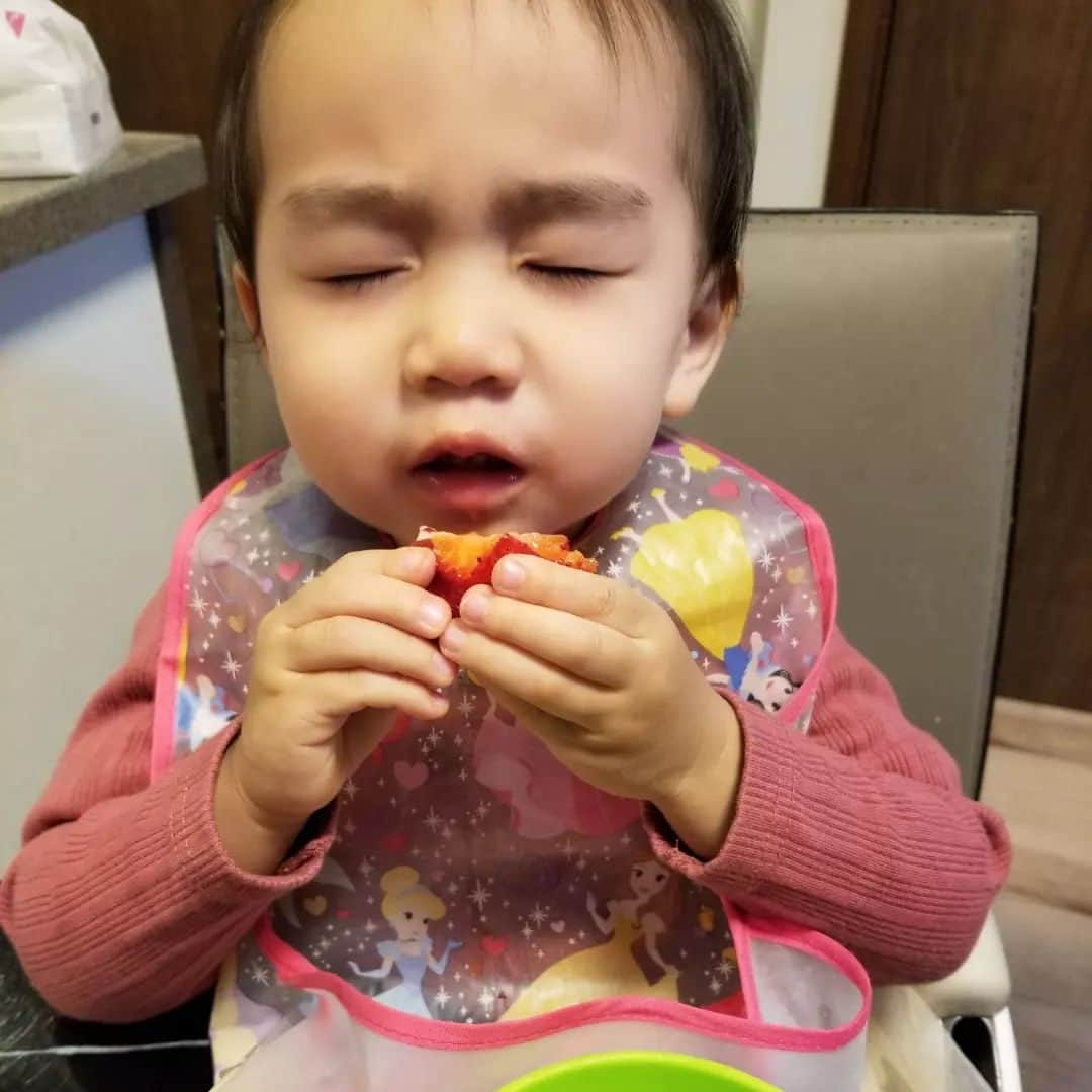 紘毅のインスタグラム：「子供も美味しいもの食べるとこんな顔するのね👶サイコーって言いながらあまおうをたべております。 #娘 #あまおう #果樹蔵」