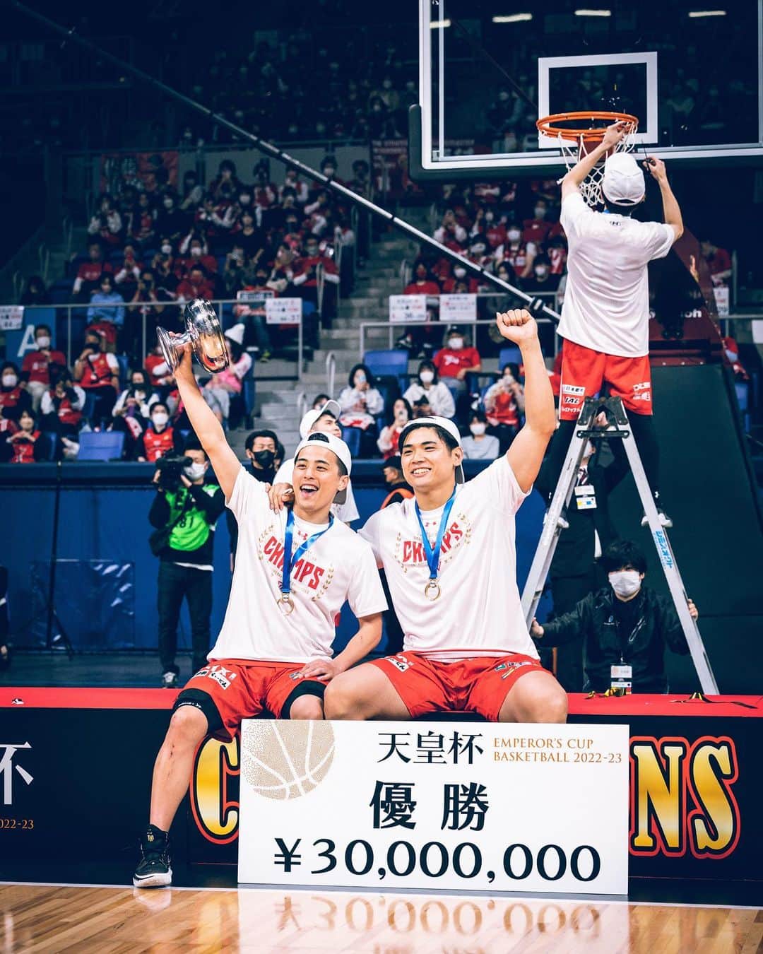 原修太のインスタグラム：「天皇杯優勝！ 改めて応援ありがとうございました！ 勇樹とベスト5をとることが入団してからの一つの目標でもあったので素直に嬉しいです。#93   リーグ優勝に向けてまた明日から応援よろしくお願いします🤝 #champion  #basketball  #天皇杯」