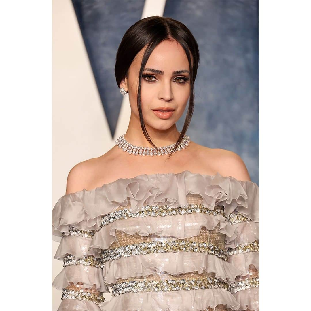 NIWAKAさんのインスタグラム写真 - (NIWAKAInstagram)「Sofia Carson attends the 2023 Vanity Fair Oscar Party wearing NIWAKA Fine Jewelry.  HANAGURUMA earrings - 18k white gold, diamonds | BYAKUREI necklace and ring - 18k white gold, pearls, diamonds Styled by @nicolasbrustyle   #NiwakaCollections #vanityfairoscarparty #sofiacarson #awardseason #Niwaka #俄 #diamonds #pearls」3月14日 10時48分 - niwaka_collections