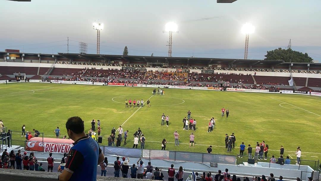 イヴァン・ガルシアのインスタグラム：「Que gran noche viví el sábado. Un sábado de mucha nostalgia en el al llevar por primera vez al estadio a mi hija. Una noche mágica donde lo mejor de todo es que TODO ESTO es por una buena causa @fondep.mexico #apoyaralosdeportistas muchas felicidades @claudiodeangelis #partidodeleyendas #chivasvsatlas #ganoeldeporte」