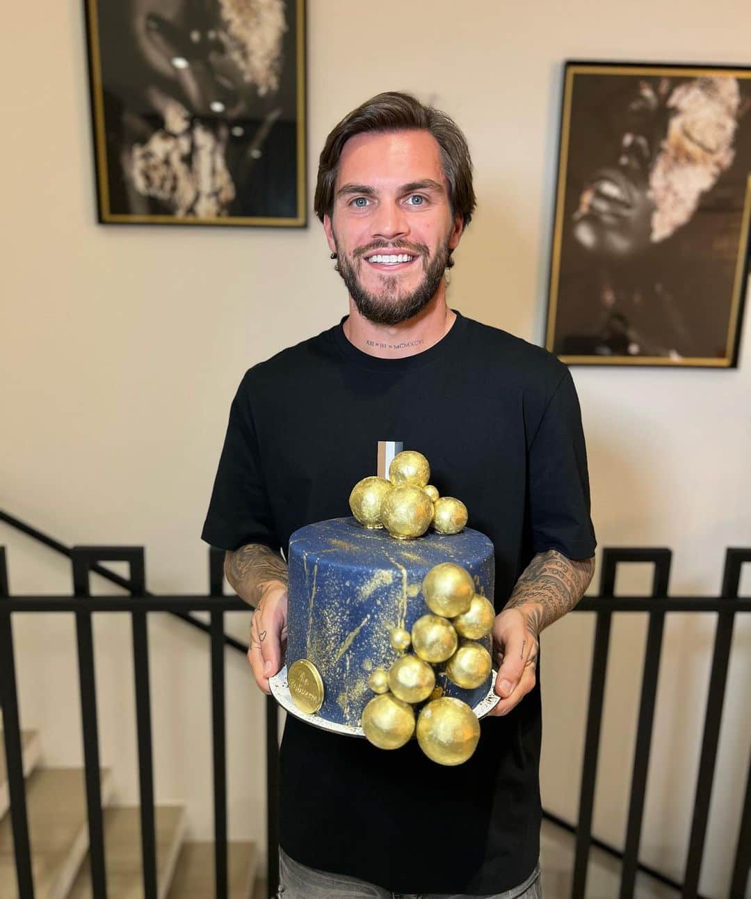 のインスタグラム：「27 anos 🎂  Obrigado a todos que mandaram mensagem ❤️ Que seja um ano de muitas alegrias 🙏🏻」