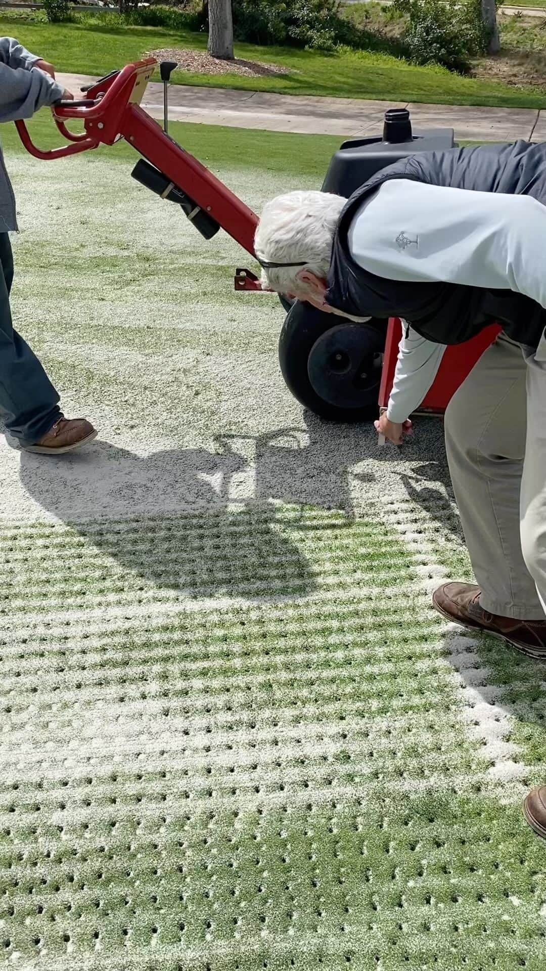 キム・インキョンのインスタグラム：「Thanks to Tom, I am learning that great golf course conditions doesn’t happen by itself. Thanks to all the superintendents all around the world. 😊🙏 #aerification#teamwork」