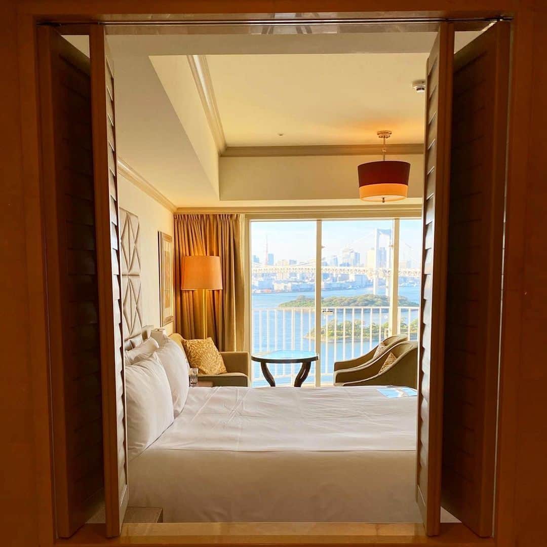 Hilton Tokyo Odaiba ヒルトン東京お台場さんのインスタグラム写真 - (Hilton Tokyo Odaiba ヒルトン東京お台場Instagram)「レインボー・ブリッジや東京タワーといった壮大な眺望が望める「キングエグゼクティブルーム」。  プライベートバルコニーから東京スカイラインが見渡せるのはもちろんのこと、バスルームからもお部屋越しに東京湾を眺めることができます🗼✨  四季折々と、また一分一秒と変化する東京湾の景観を心ゆくまでご堪能ください。  Discover unforgettable moments of beauty and wonder from the comfort of your very own private balcony.   Our Executive King Rooms offer a breathtaking view of the Rainbow Bridge and Tokyo Tower, with the Tokyo Bay glistening in the background - making it the perfect spot to end your day amidst magical sunsets🌅  #ヒルトン東京お台場 #hiltontokyoodaiba  📸：@ai_no_color」3月14日 11時00分 - hilton_tokyo_odaiba