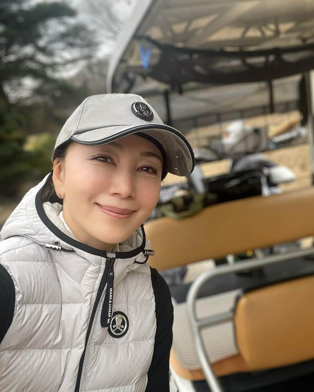 坂村かおるのインスタグラム：「大好きな人から、ゴルフキャプとダウンジレのプレゼント🎁 ・ ウェア負けしない様🏌️‍♀️ ・ 今日も頑張ってます⛳️ ・ この場を借りて「いつも、いつもありがとう☺️感謝しています」 ・ 気温差が激しいので、どうぞ皆様も体調を崩しません様、ご自愛くださいね☺️ ・ ・  いつも「いいね！」を頂きありがとうございます！ 皆さんのコメントに元気を貰っています😊   #クィーンオブ美魔女 #team美魔女 #美ST #坂村かおる #トータルビューティーアドバイザー #美しく老いる #バランス #美容 #コスメ #ファッション #今日のコーデ #トータルバランス #お洒落な人と繋がりたい #コスメ好きな人と繋がりたい #美意識高い人と繋がりたい #美魔女 #美魔女が変わる #アップデートしてる人と繋がりたい #自分らしくアップデート #マークロナ  #ゴルフコーデ #ゴルフ好きな人と繋がりたい」
