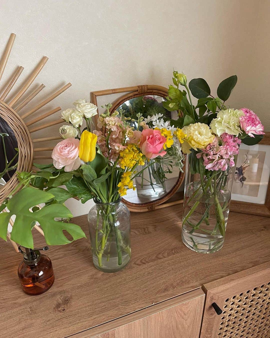 中谷愛のインスタグラム：「花の廃棄を生まない仕組みでお花を販売しているオンラインのお花屋さん💐 よくばりブーケを頼んだら色々な種類の花がたくさん。部屋がぱっと明るくなるね☺️🌷  10%OFFcoupon▶︎2Y4E #ロスレスブーケ」