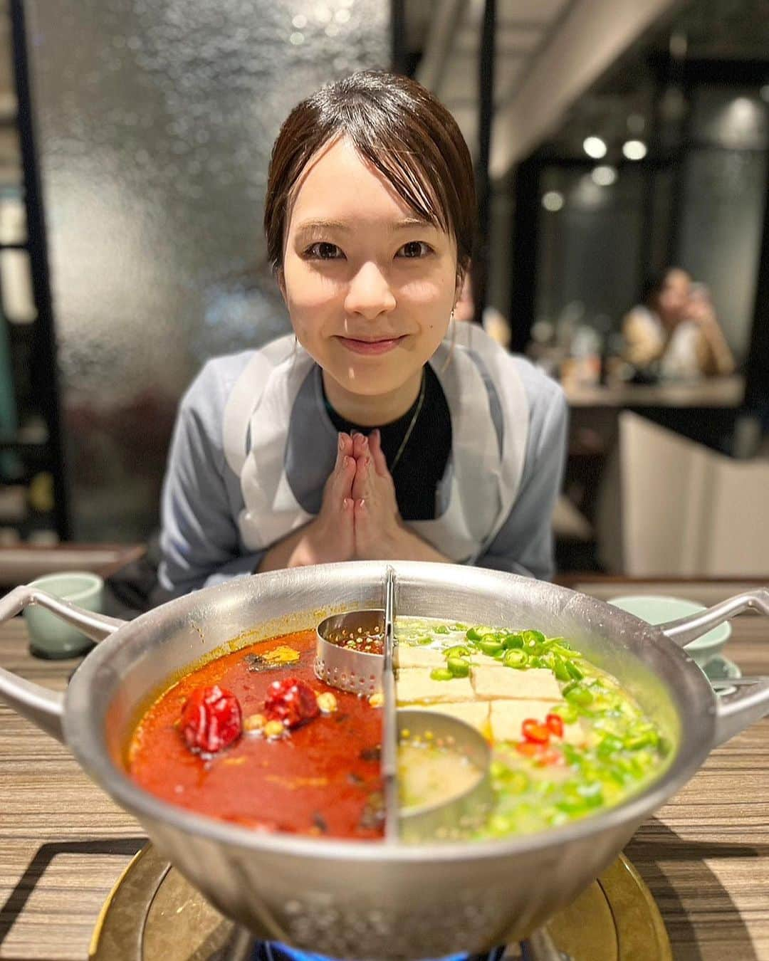 下村彩里のインスタグラム：「母と2人旅☺️〜食編〜#台湾  まずは念願の本場で#火鍋 私のお気に入り白いスープには、 青唐辛子がてんこ盛り！🤣 鍋の一角には山椒ポケットがついていて、さらにさっぱりとした味わいに🥺 いくら食べても飽きがこない、おいしさでした。  母は赤いスープが好みのよう👌  こちらには台湾では一般的な鴨の血を固めた、鴨血も入っていて、栄養価抜群🔥 (最初は2人ともわからず、黒いお豆腐だと思って食べてましたが...苦笑)  他にも 小籠包やちまき、蟹味噌炒飯、ふわっふわっのかき氷、タピオカジュース....食べたかったものを全部食べつくし、大満足です。  #この #火鍋 を #食べた後 #肌がすべすべになった気がする！ #と勝手に #いい気分になる親子  #下村彩里#台湾#3回目#今回の目的は明確#癒され旅#親子みずいらずの旅#ありがとう#冬休み#弾丸旅行」