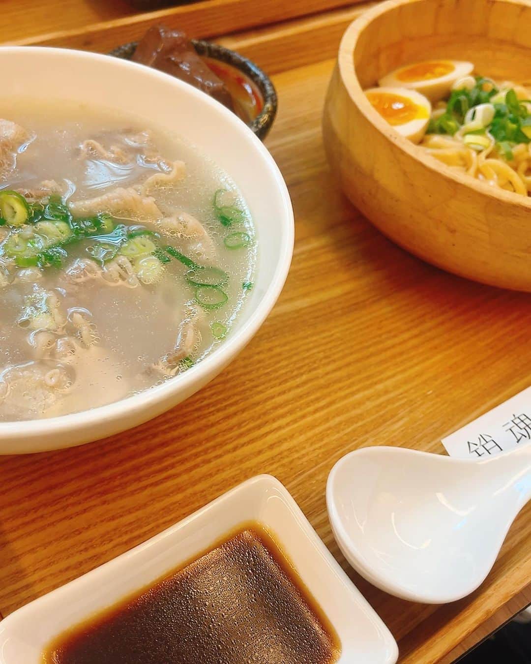 下村彩里さんのインスタグラム写真 - (下村彩里Instagram)「母と2人旅☺️〜食編〜#台湾  まずは念願の本場で#火鍋 私のお気に入り白いスープには、 青唐辛子がてんこ盛り！🤣 鍋の一角には山椒ポケットがついていて、さらにさっぱりとした味わいに🥺 いくら食べても飽きがこない、おいしさでした。  母は赤いスープが好みのよう👌  こちらには台湾では一般的な鴨の血を固めた、鴨血も入っていて、栄養価抜群🔥 (最初は2人ともわからず、黒いお豆腐だと思って食べてましたが...苦笑)  他にも 小籠包やちまき、蟹味噌炒飯、ふわっふわっのかき氷、タピオカジュース....食べたかったものを全部食べつくし、大満足です。  #この #火鍋 を #食べた後 #肌がすべすべになった気がする！ #と勝手に #いい気分になる親子  #下村彩里#台湾#3回目#今回の目的は明確#癒され旅#親子みずいらずの旅#ありがとう#冬休み#弾丸旅行」3月14日 11時10分 - sairi.shimomura_ex