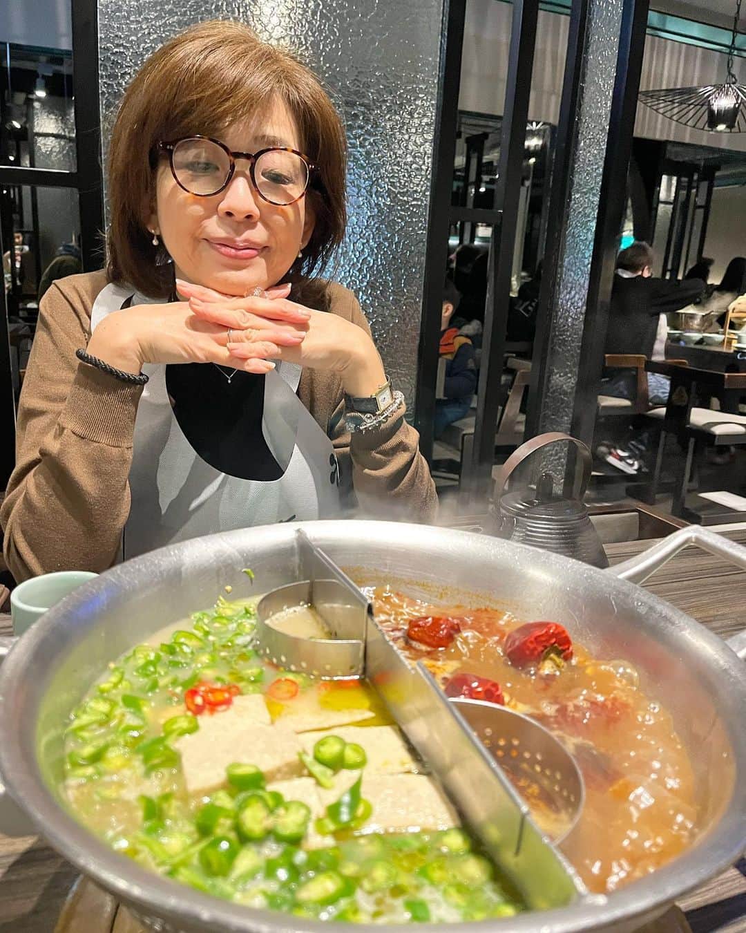 下村彩里さんのインスタグラム写真 - (下村彩里Instagram)「母と2人旅☺️〜食編〜#台湾  まずは念願の本場で#火鍋 私のお気に入り白いスープには、 青唐辛子がてんこ盛り！🤣 鍋の一角には山椒ポケットがついていて、さらにさっぱりとした味わいに🥺 いくら食べても飽きがこない、おいしさでした。  母は赤いスープが好みのよう👌  こちらには台湾では一般的な鴨の血を固めた、鴨血も入っていて、栄養価抜群🔥 (最初は2人ともわからず、黒いお豆腐だと思って食べてましたが...苦笑)  他にも 小籠包やちまき、蟹味噌炒飯、ふわっふわっのかき氷、タピオカジュース....食べたかったものを全部食べつくし、大満足です。  #この #火鍋 を #食べた後 #肌がすべすべになった気がする！ #と勝手に #いい気分になる親子  #下村彩里#台湾#3回目#今回の目的は明確#癒され旅#親子みずいらずの旅#ありがとう#冬休み#弾丸旅行」3月14日 11時10分 - sairi.shimomura_ex