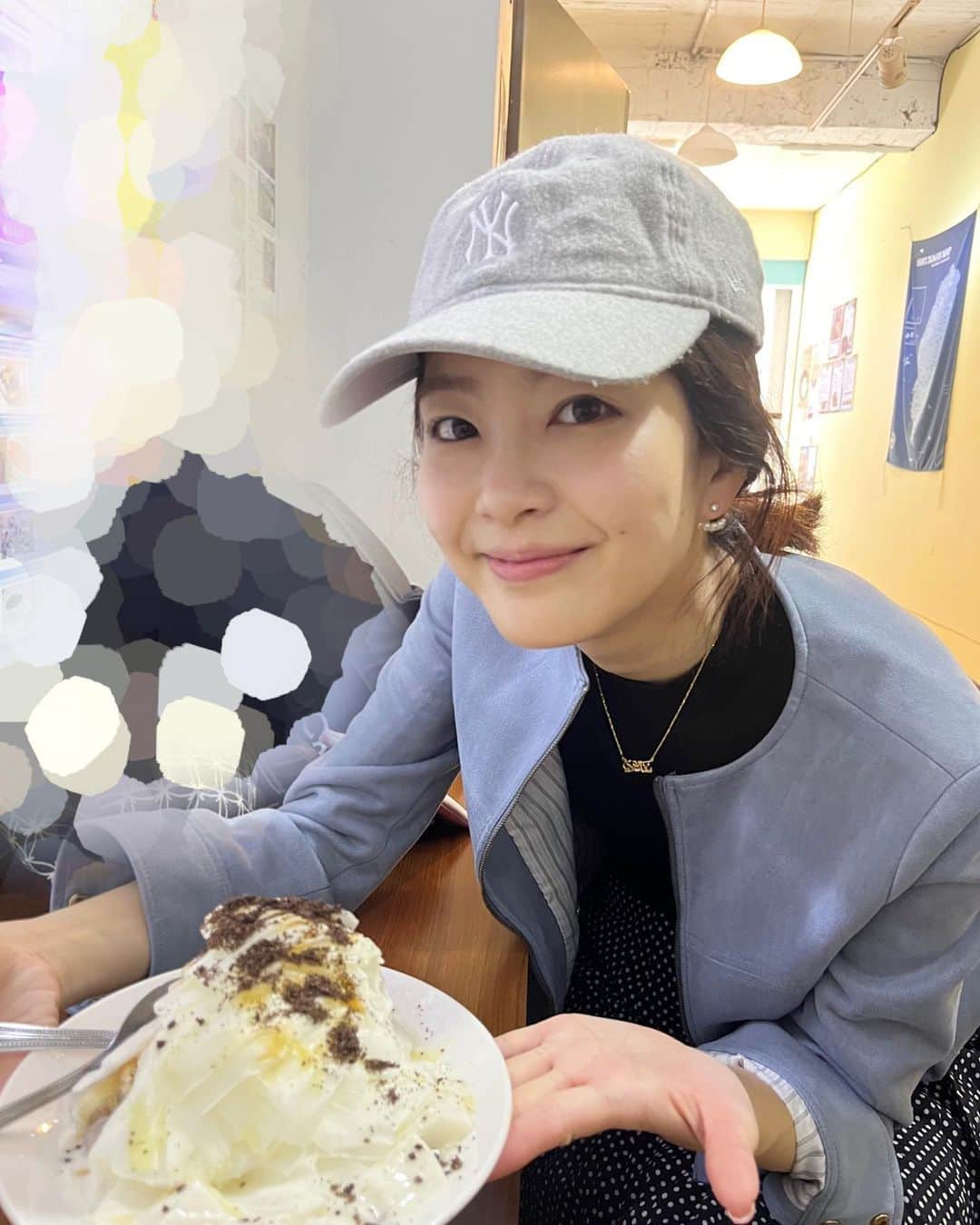 下村彩里さんのインスタグラム写真 - (下村彩里Instagram)「母と2人旅☺️〜食編〜#台湾  まずは念願の本場で#火鍋 私のお気に入り白いスープには、 青唐辛子がてんこ盛り！🤣 鍋の一角には山椒ポケットがついていて、さらにさっぱりとした味わいに🥺 いくら食べても飽きがこない、おいしさでした。  母は赤いスープが好みのよう👌  こちらには台湾では一般的な鴨の血を固めた、鴨血も入っていて、栄養価抜群🔥 (最初は2人ともわからず、黒いお豆腐だと思って食べてましたが...苦笑)  他にも 小籠包やちまき、蟹味噌炒飯、ふわっふわっのかき氷、タピオカジュース....食べたかったものを全部食べつくし、大満足です。  #この #火鍋 を #食べた後 #肌がすべすべになった気がする！ #と勝手に #いい気分になる親子  #下村彩里#台湾#3回目#今回の目的は明確#癒され旅#親子みずいらずの旅#ありがとう#冬休み#弾丸旅行」3月14日 11時10分 - sairi.shimomura_ex