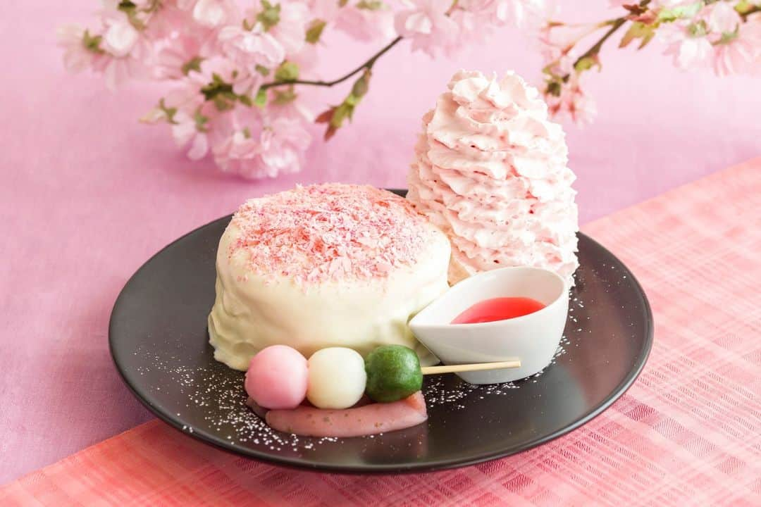 EGGS ’N THINGS JAPANさんのインスタグラム写真 - (EGGS ’N THINGS JAPANInstagram)「🌸3月23日（木）からの限定メニュー🌸 お花見シーズンにぴったりな「 桜パンケーキ 」と人気のクレープからは「 あんバタークレープ 」が登場🌈  甘さ控えめのマスカルポーネクリームで覆った生地に桜チョコレートをたっぷりかけたパンケーキです🤤桜ホイップクリーム・桜シロップ、桜餡にのせた三色団子でさらに春らしい味わいを堪能できます🌈🍡口当たりのよい滑らかなこしあんとバターを包んで焼き上げた、もちっと食感が人気のクレープもお楽しみください✨  ==== ⁡ 桜パンケーキ 販売価格：1,680円（税込1,848円） テイクアウト販売価格：1,200円（税込1,296円）  あんバタークレープ 販売価格：1,400円（税込1,540円） テイクアウト販売価格：1,300円（税込1,404円）  桜レモネード [ Iced ] 販売価格：650円（税込715円） テイクアウト販売価格：650円（税込702円） 桜ゼリーを浮かべた爽やかな味わいのレモネード  桜ミルク [ Hot ] 販売価格：650円（税込715円） テイクアウト販売価格：650円（税込702円） ふわりと桜が香るほんのり甘いホットミルク  販売期間：3月23日（木）～4月17日（月） 取扱店舗：国内全店舗⁡ ※仕入れ状況により、食材を変更する場合がございます。  ⋆⋆⋆✂️⋆⋆⋆⋆⋆⋆⋆⋆⋆⋆⋆ ⁡ ☆各店舗のInstagram開設いたしました！☆ 店頭のQRコードを読み取るかInstagram内で検索してぜひフォローをお願いします😆 ⁡ #エッグスンシングス #エグスン #カフェ巡り #カフェ部 #ランチ #期間限定 #パンケーキ部 #グルメ #東京グルメ #関西グルメ #だんご #パンケーキ #スイーツ #桜 #桜スイーツ #お花見 #クレープ #ハワイ好きな人と繋がりたい #グルメ好きな人と繋がりたい #eggsnthings #eggsn #food #instacafe #cafe #foodstagram #pancakes #lunch #instafood #yummy #sakura」3月14日 11時15分 - eggsnthings_jp