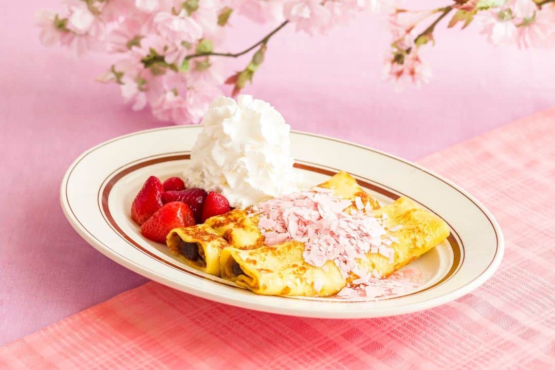 EGGS ’N THINGS JAPANさんのインスタグラム写真 - (EGGS ’N THINGS JAPANInstagram)「🌸3月23日（木）からの限定メニュー🌸 お花見シーズンにぴったりな「 桜パンケーキ 」と人気のクレープからは「 あんバタークレープ 」が登場🌈  甘さ控えめのマスカルポーネクリームで覆った生地に桜チョコレートをたっぷりかけたパンケーキです🤤桜ホイップクリーム・桜シロップ、桜餡にのせた三色団子でさらに春らしい味わいを堪能できます🌈🍡口当たりのよい滑らかなこしあんとバターを包んで焼き上げた、もちっと食感が人気のクレープもお楽しみください✨  ==== ⁡ 桜パンケーキ 販売価格：1,680円（税込1,848円） テイクアウト販売価格：1,200円（税込1,296円）  あんバタークレープ 販売価格：1,400円（税込1,540円） テイクアウト販売価格：1,300円（税込1,404円）  桜レモネード [ Iced ] 販売価格：650円（税込715円） テイクアウト販売価格：650円（税込702円） 桜ゼリーを浮かべた爽やかな味わいのレモネード  桜ミルク [ Hot ] 販売価格：650円（税込715円） テイクアウト販売価格：650円（税込702円） ふわりと桜が香るほんのり甘いホットミルク  販売期間：3月23日（木）～4月17日（月） 取扱店舗：国内全店舗⁡ ※仕入れ状況により、食材を変更する場合がございます。  ⋆⋆⋆✂️⋆⋆⋆⋆⋆⋆⋆⋆⋆⋆⋆ ⁡ ☆各店舗のInstagram開設いたしました！☆ 店頭のQRコードを読み取るかInstagram内で検索してぜひフォローをお願いします😆 ⁡ #エッグスンシングス #エグスン #カフェ巡り #カフェ部 #ランチ #期間限定 #パンケーキ部 #グルメ #東京グルメ #関西グルメ #だんご #パンケーキ #スイーツ #桜 #桜スイーツ #お花見 #クレープ #ハワイ好きな人と繋がりたい #グルメ好きな人と繋がりたい #eggsnthings #eggsn #food #instacafe #cafe #foodstagram #pancakes #lunch #instafood #yummy #sakura」3月14日 11時15分 - eggsnthings_jp