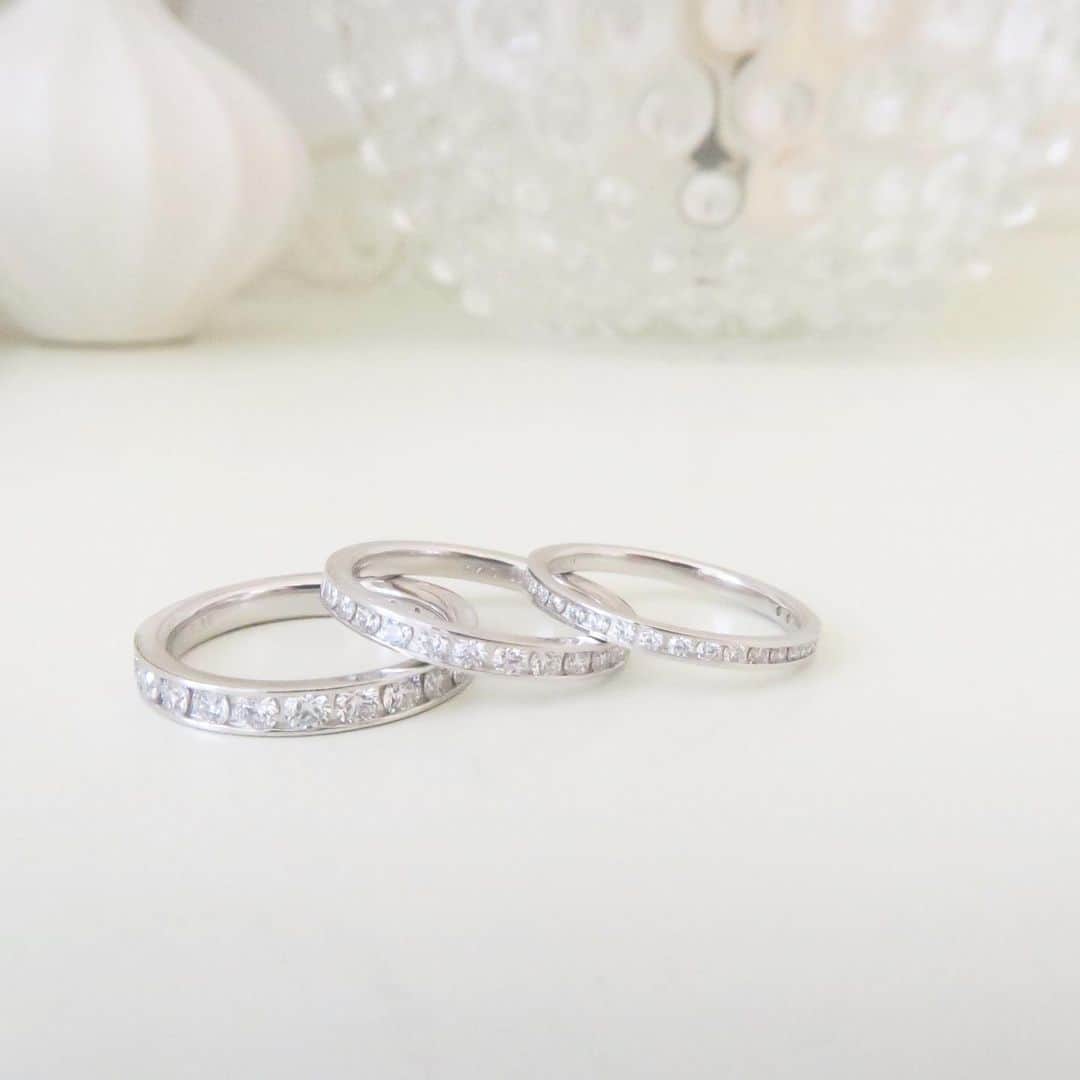 Muqbel ムクベルさんのインスタグラム写真 - (Muqbel ムクベルInstagram)「. 【Anniversary Diamond】  ダイヤモンドがいっぱいに敷き詰められているものを、 エタニティリングといいます。  結婚指輪、婚約指輪でも選ばれるエタニティリング。 記念日の贈り物としても選ばれ、女性の憧れる指輪🫧  重ね付けもしやすく、合わせやすい。 ゴールドでのご注文も可能です♡⃛  ━━━━━━━━━━━━━━━━━━━━━━ ☪︎*｡꙳  open ☾ 11:00〜20:00 close ☾水曜日 tell ☾ 098-982-7018   沖縄県中頭郡北谷町美浜51-3  𝒃𝒓𝒊𝒅𝒂𝒍𝒔𝒉𝒐𝒑   𝑀𝑈𝑄𝐵𝐸𝐿  @ryukyumokume  #muqbel #ムクベル #プロポーズダイヤモンド #結婚指輪 #婚約指輪 #okimawa #沖縄 #北谷 #プロポーズ #ミンサー柄 #琉球杢目 #アメリカンビレッジ #アニバーサリー」3月14日 11時15分 - muqbel_bridal