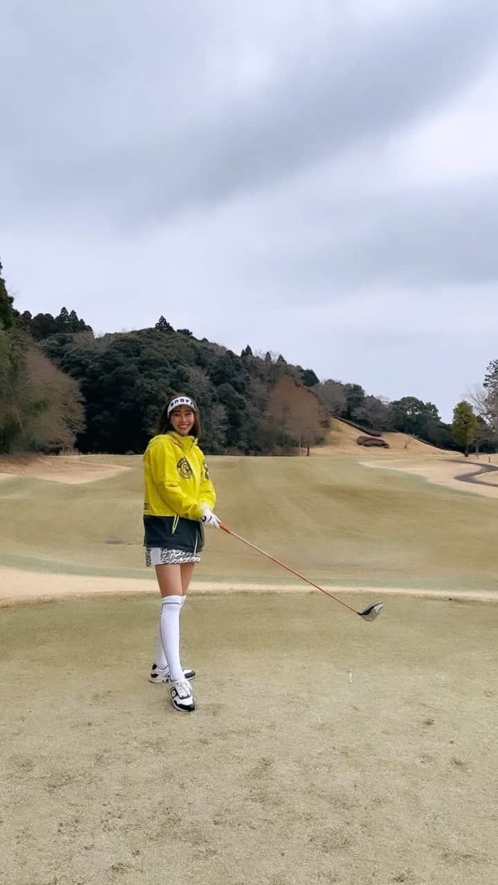秋倉諒子のインスタグラム：「去年の7月にゴルフを始めてコース7回目🏌️‍♀️❣️ 一緒に教えて頂きながら回ってもらって打つ度に褒めてもらってたら112で回れたよぉ⛳️😆👏 全然まだまだだけど楽しくなって来ました☺️ レッスンも3回行ったんだけど、行く度に良くなってる感覚があって大事だなぁと…嬉しい^ ^🌸  7月までに100切りする！って目標があるので もうちょっと定期的に行って頑張りたいです😶🌸  スポーツの趣味って本当に楽しくて大好き‼︎😆 学生時代は陸上競技・駅伝・剣道・硬式テニスをやっていて、 大人になって乗馬とかテニスはしてるけどまた趣味が出来たのが嬉しい❣️😍 また久しぶりに剣道もやりたいなぁ〜 気軽にできる所あるのかな？🤔  あ、、へたっぴだけど、ゴルフのお誘い待ってます笑🏌️‍♀️⛳️  #golf#golfswing#golflife#ゴルフ#ゴルフ女子#ゴルフコーデ #ゴルフウェア#ゴルフ初心者#ゴルフスイング#ゴルフ練習」