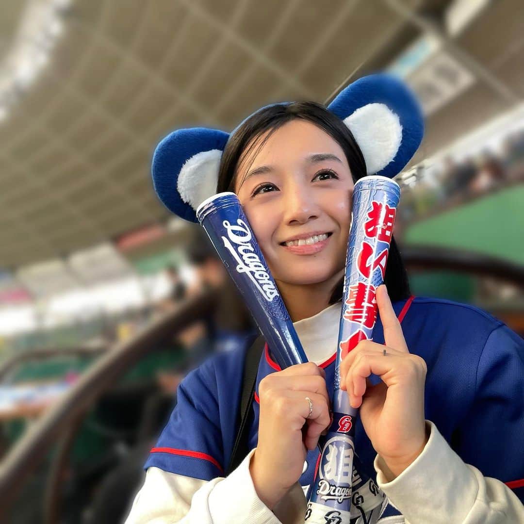 岡野真也のインスタグラム：「先日オープン戦に行ってきました⚾️ 家族に引き込まれてドラファンになり、去年は中心選手を覚えるところまでで終わってしまったので、今年はさらに楽しむべく選手名鑑片手にキャンプ中からチェック！ さらなる深みを目指して勉強中です  #中日ドラゴンズ」