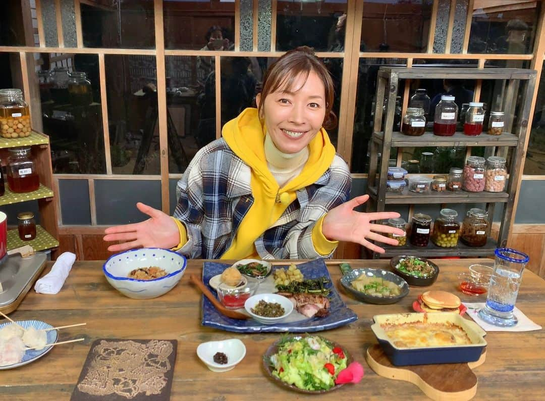 滝沢沙織さんのインスタグラム写真 - (滝沢沙織Instagram)「こんにちは😊天気が良くなって気持ち良くなってきましたねぇ〜☀️ 本日、夜7:30〜毎週火曜日レギュラー出演中のNHK BSプレミアム「晴れ、ときどきファーム！」がオンエアとなります‼️ テーマは『ファーム調味料や野菜を使ってMC3人のアイデア料理』 番組10年間やってきた中での調味料を一挙大公開‼️ さて私達はどんな味付けにするんでしょうか😁✨ お楽しみにぃ〜❤️ #滝沢沙織 #長野博 #村上知子 #晴れときどきファーム #毎週火曜 #アイデア料理 #調味料 #畑 #菜園 #農業 #farm#farmlife#vegetable#farmfashion#cooking」3月14日 11時39分 - saori_takizawa.official