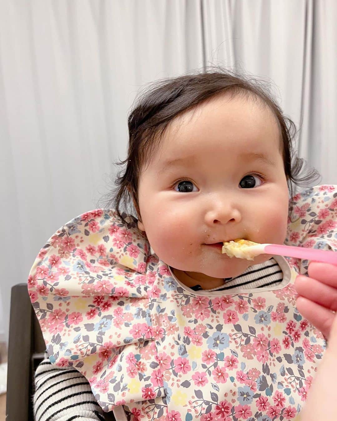 佐藤夏希さんのインスタグラム写真 - (佐藤夏希Instagram)「子供たちがみんな小さい時からお世話になりまくってる @thekindest_official の離乳食♡ 紅ちゃんもパクパク！食いつき◎  カインデストの離乳食って本当に栄養満点でなかなか自分じゃ作れないような離乳食メニューが豊富だから 本っっっ当に便利！😍 忙しい時はこういうのがとっても助かるよね🥹 紅ちゃんはもうすぐ9ヶ月だけど 離乳食初期のトマトピューレとかもめっちゃ便利で今でも使うよ😍 スープにしてもいいね🥰  ママがちょっとでも楽に…！ 手を抜くというより“力を抜く”って意味でもぜひ皆さんに利用していただきたい商品です🥹  #thekindest #カインデスト #赤ちゃんからの食育#8months #生後8ヶ月 #生後8ヶ月女の子  #女の子ママ#ママスタグラム#mama#mamastagram#mamanoko#ママリ#成長記録#ママカメラ  #3児ママ#兄妹#ベビスタグラム#赤ちゃんコーデ #우리애기#男の子ママ#兄妹ママ #産後#産後ママ#産後ダイエット#妹が大好きな兄#末っ子長女」3月14日 11時44分 - natsuki_sc7