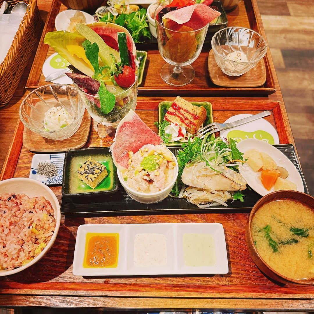 楠見藍子さんのインスタグラム写真 - (楠見藍子Instagram)「にちよーびに妹とデートしてきました♡ 美味しいランチでおなかいっぱいになって、久しぶりの #RENT \(*ˊᗜˋ*)/♡ オープニングからわくわくがとまらなかったーたまらんーー 2幕は始まった瞬間からエンジェル見つめて泣いてました｡ﾟ(´つω･`｡)ﾟ｡ レントさいこうですね！！ 映画もみなおそーっと。 DVDどこしまったかな。。  #観劇 #舞台 #ミュージカル #レント」3月14日 11時55分 - minnie_aiko