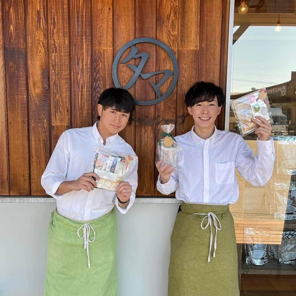 タマチャンショップ都城本店さんのインスタグラム写真 - (タマチャンショップ都城本店Instagram)「こんにちは😃  本日3月14日はホワイトデーですね！ 皆さんはもう準備の方はされましたか！？  タマチャンショップでは、ホワイトデーのギフトをお買い得の金額でご用意しております！  ・美粉屋分包　　 　800円  ・タンパクオトメ分包2袋＋（クリーミークリーミーor焦クリーミー）　 　通常価格1020円→700円  ・タンパクオトメ分包3袋＋オリジナルシェイカー 　通常価格1272円→1000円  ・オーガニーチョ/ココナッツ/美粉屋分包 　通常価格2250円→1980円  パートナーや職場の同僚、お世話になっている方々などにプレゼントしてみてはいかがでしょうか🥰  ___________________________________  お問い合わせはこちらから↓↓ タマチャンショップ都城本店 宮崎県都城市平江町47-10 営業時間　10:00〜18:30 TEL  080-9281-6554 . . コロナウイルスへの感染防止への当店の取り組み情報 (詳細の取り組みについてhttps://tamachanshop.jp/shopinfo/honten/archives/596)  ___________________________________ #タマチャンショップ #タマチャンショップ都城本店 #たまちゃんショップ #都城#カフェ#ホワイトデー#ギフト#お菓子#チョコ」3月14日 11時58分 - tamachan_honten