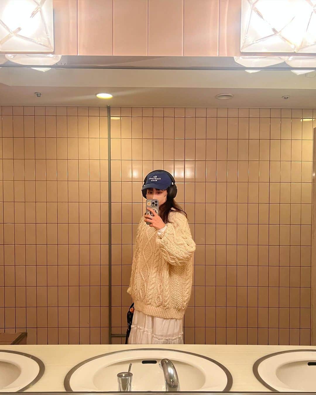 宮﨑香蓮さんのインスタグラム写真 - (宮﨑香蓮Instagram)「ニット母手編み🔵⚪️ 若かりし頃に母が父に編んだののおさがりです(30年以上前！) #adidassamba」3月14日 11時59分 - karen_miyazaki_official