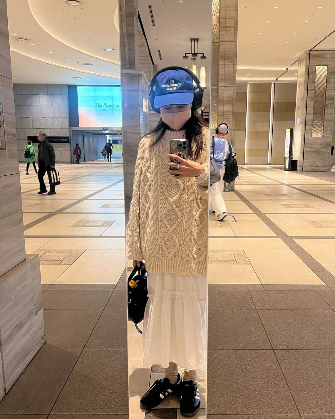 宮﨑香蓮のインスタグラム：「ニット母手編み🔵⚪️ 若かりし頃に母が父に編んだののおさがりです(30年以上前！) #adidassamba」