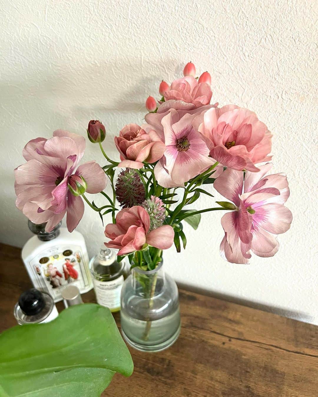eiko kagamiのインスタグラム：「. 週末おじゃましたカフェ @goodgoodnotbad_tokyo のpopupで出会った @uraraflowers のお花💐  これラナンキュラスなんだって😳 花びらが開く変化が一日の中でもすごい。 そして一輪でこのお花の数！  色も艶もすごく素敵。  もともと家にいた子との相性も良い感じ♡ . . . . . . #お花#ラナンキュラス #花のある暮らし」